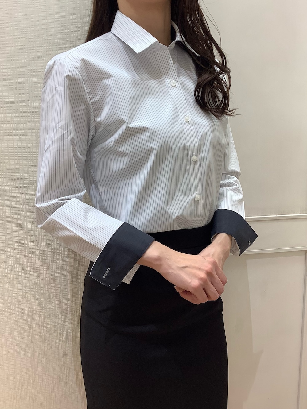 グレー系のビジネスシャツを着用したレディースの春コーディネートの2枚目の写真