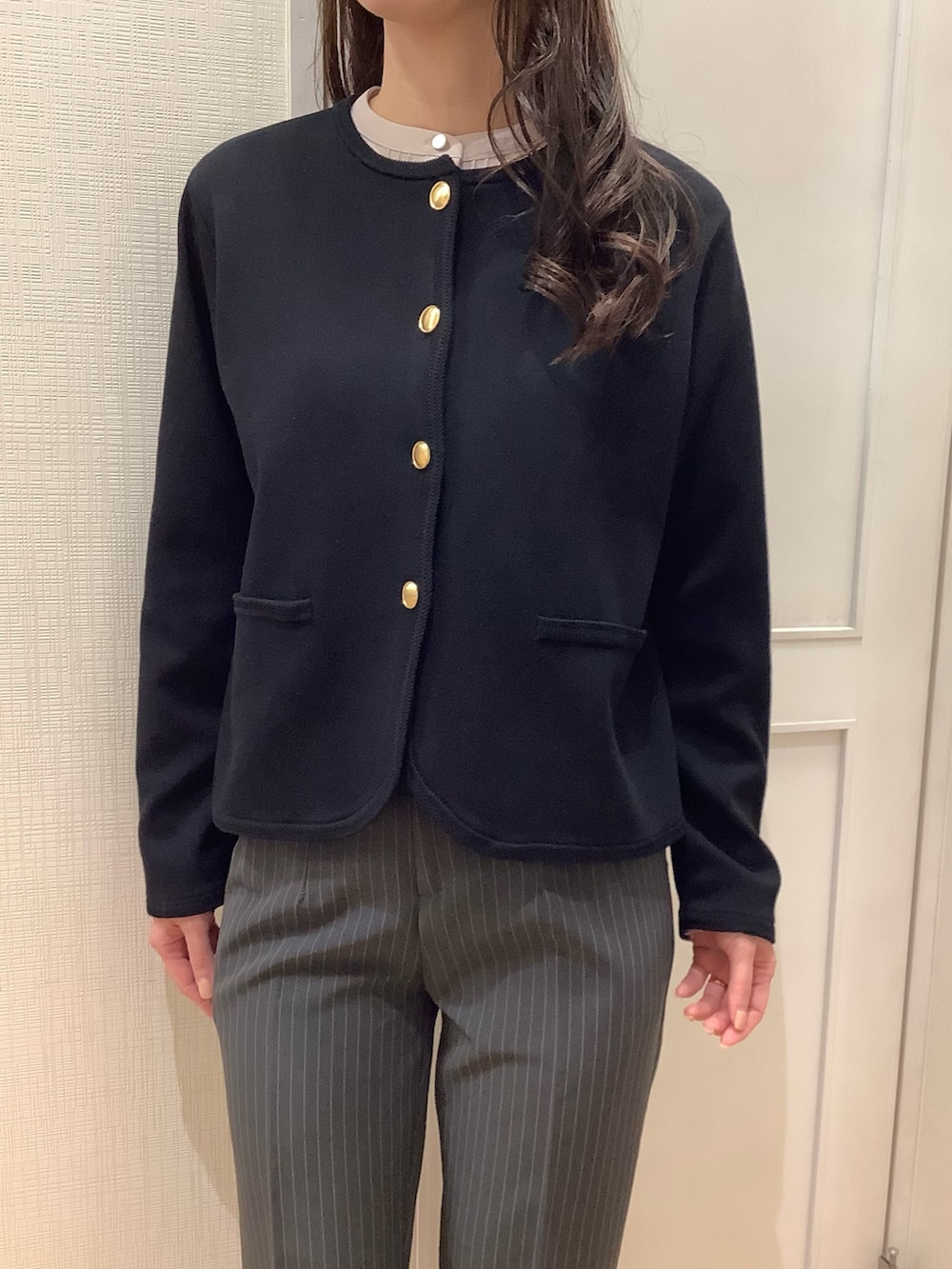 ブラック系のカーディガン/ボレロを着用したレディースの冬コーディネートの3枚目の写真