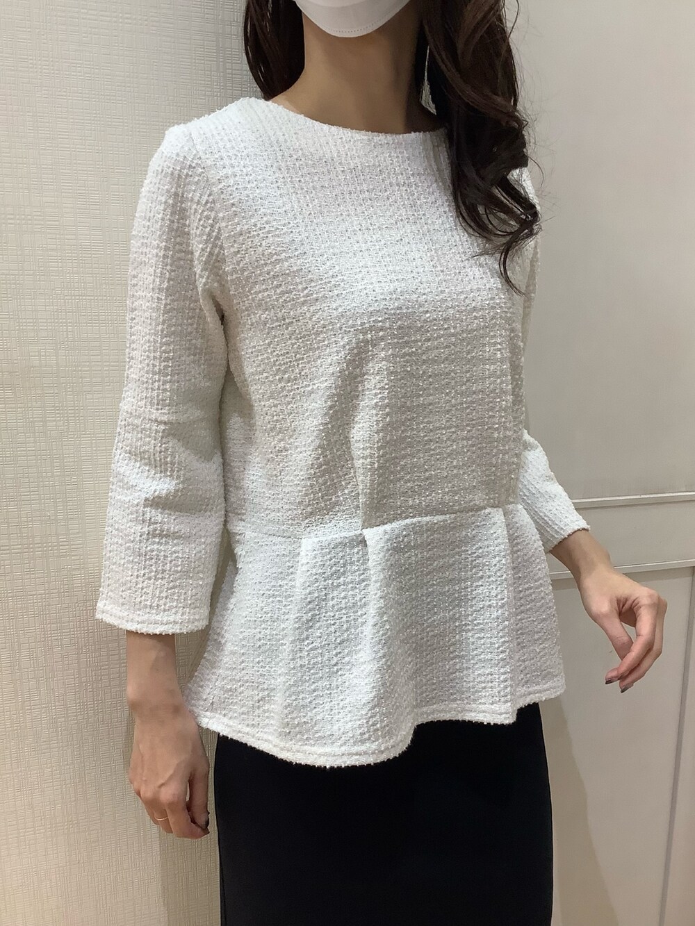 ホワイト系のシャツ/ブラウスを着用したレディースの冬コーディネートの3枚目の写真