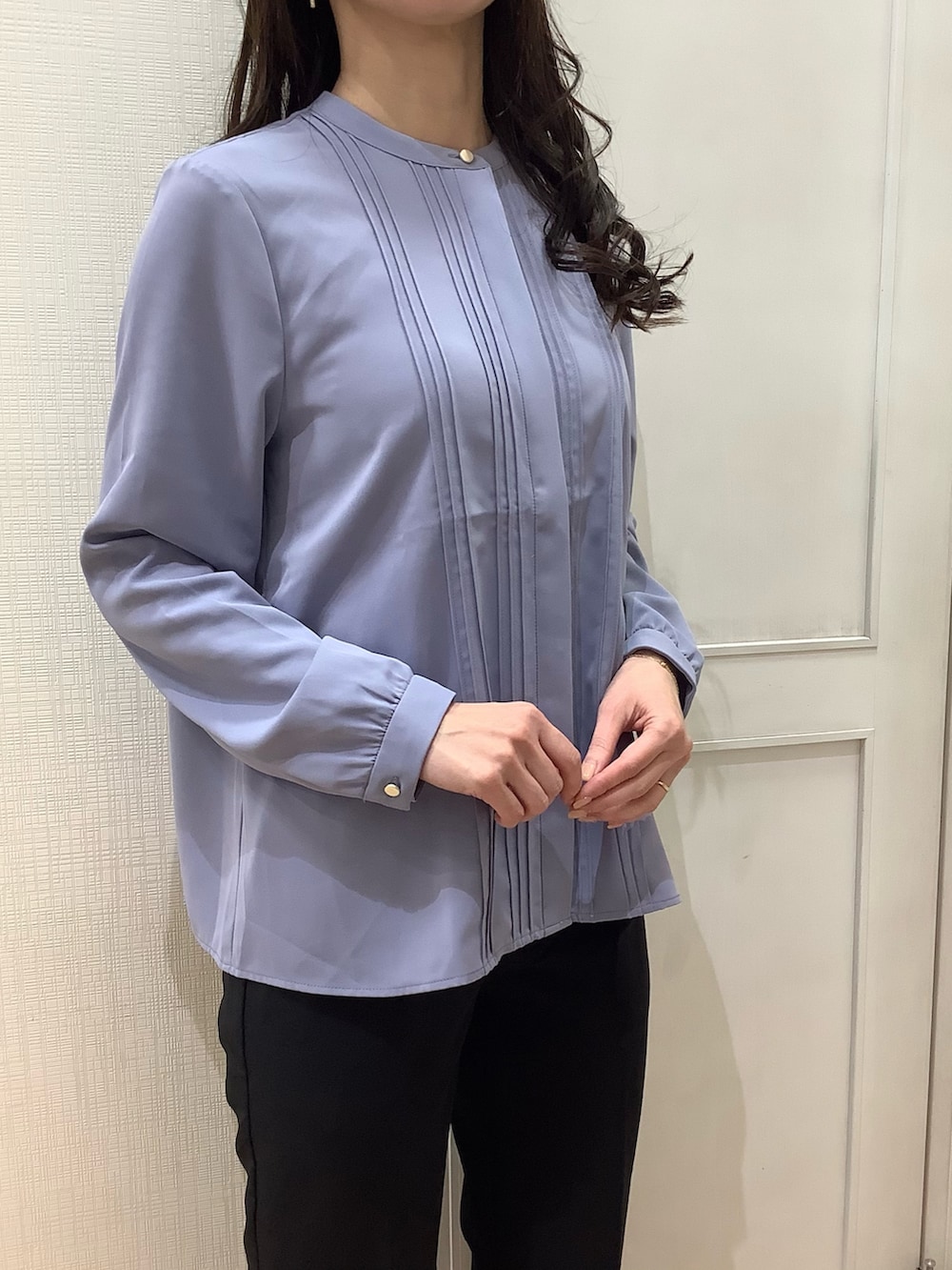 ブルー系のシャツ/ブラウスを着用したレディースの冬コーディネートの2枚目の写真