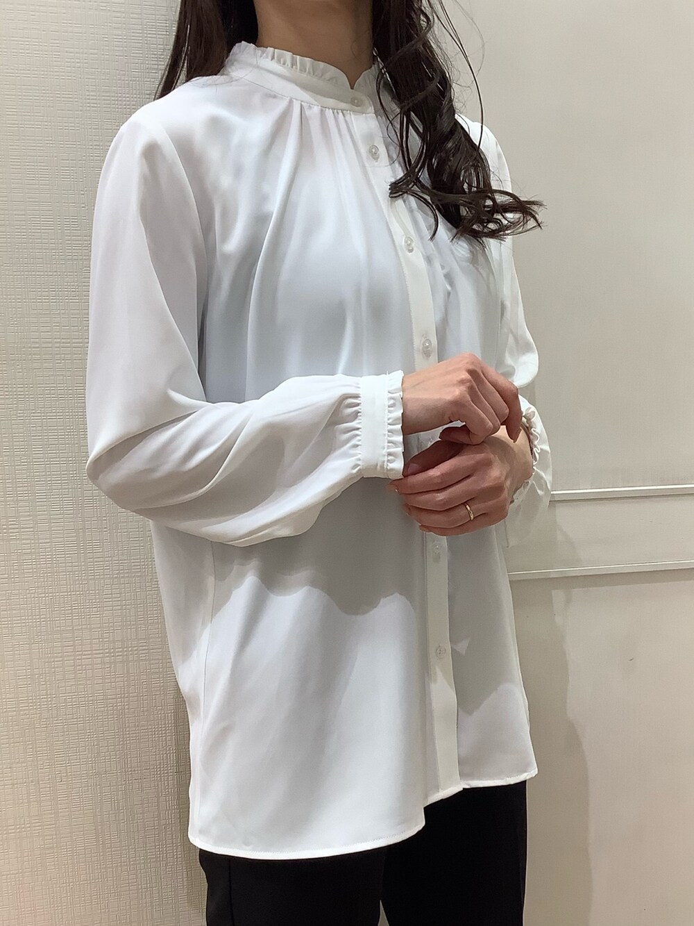 ホワイト系のシャツ/ブラウスを着用したレディースの冬コーディネートの2枚目の写真