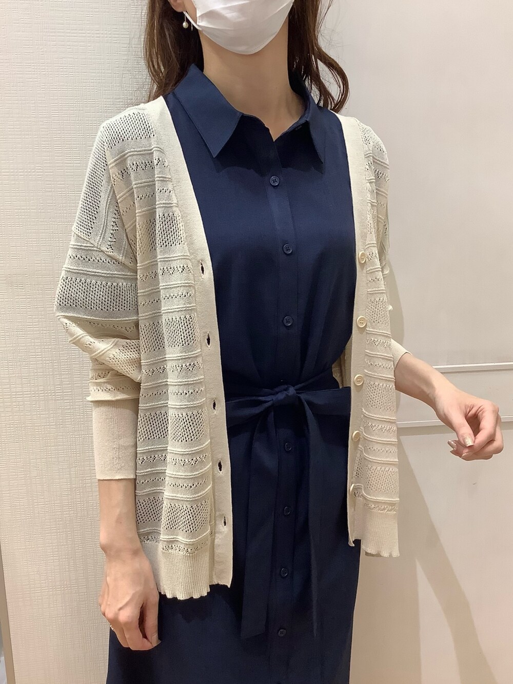 ブルー系のシャツ/ブラウス、ホワイト系のカーディガン/ボレロを着用したレディースの夏コーディネートの3枚目の写真