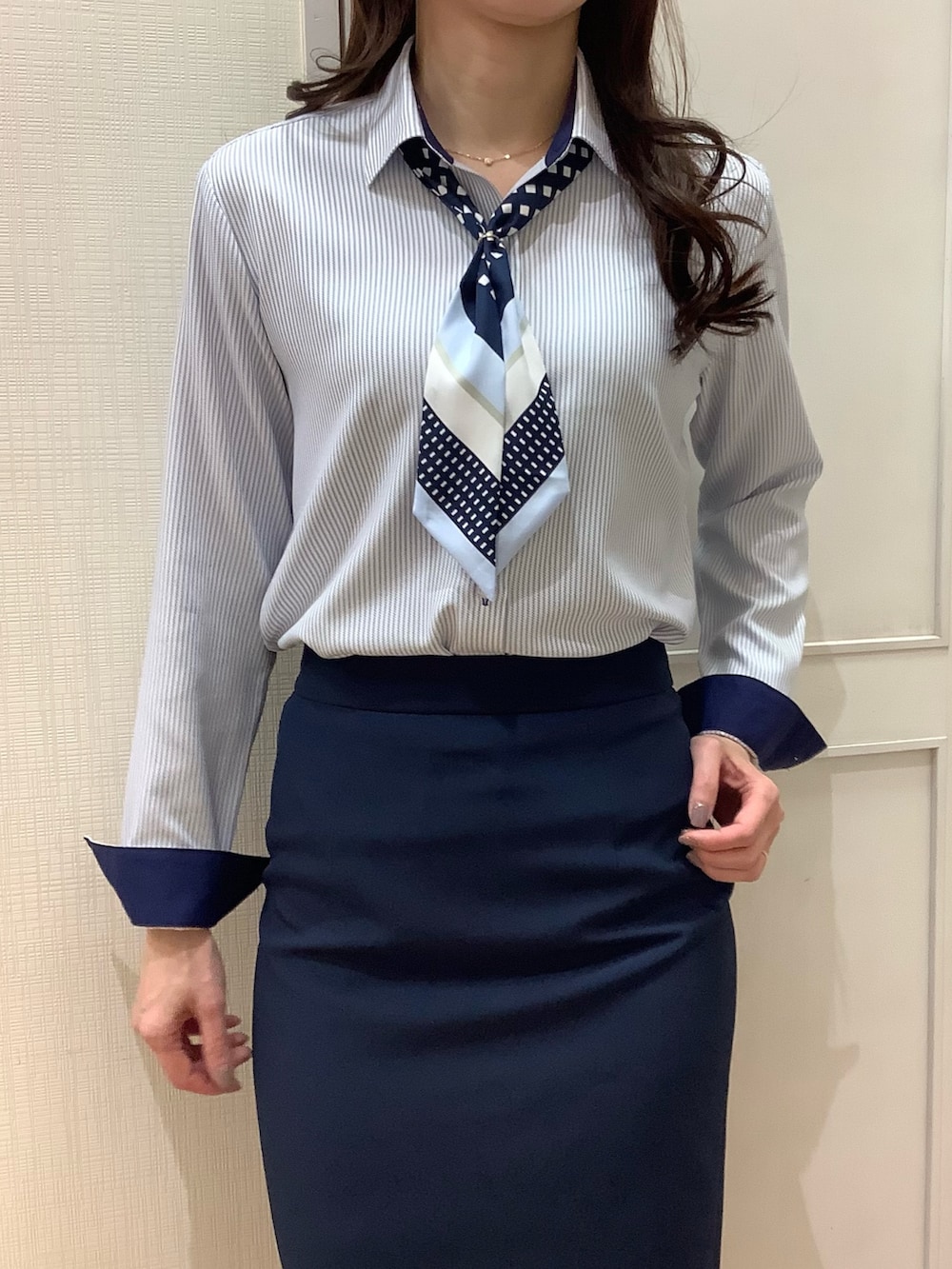 ブルー系のビジネスシャツ、ブルー系のバンダナ/スカーフを着用したレディースの春コーディネートの3枚目の写真