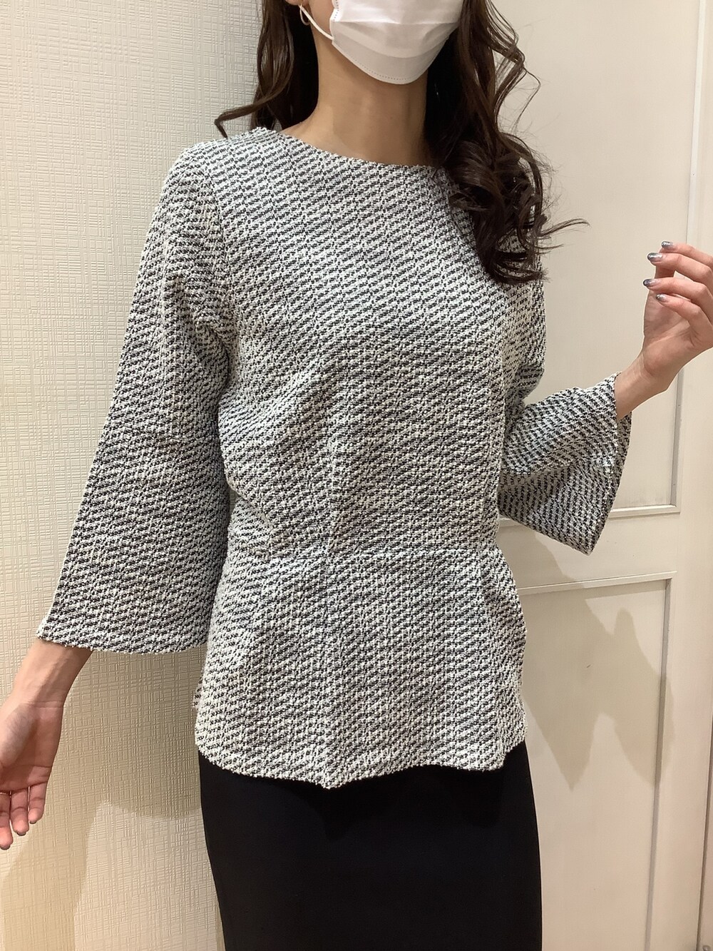 ブラック系のシャツ/ブラウスを着用したレディースの冬コーディネートの4枚目の写真