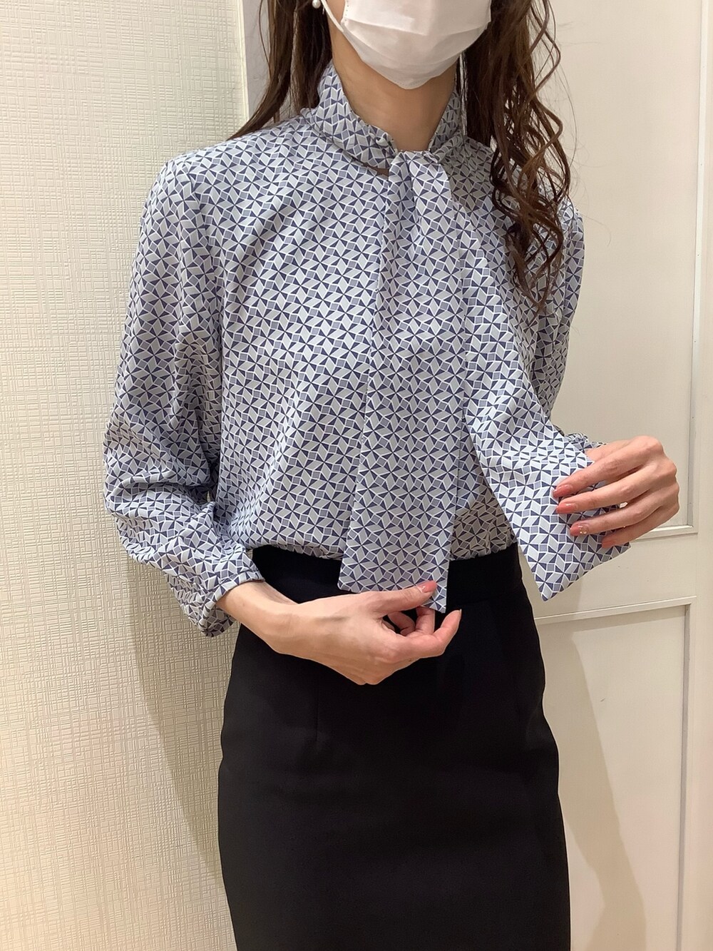 ブルー系のシャツ/ブラウスを着用したレディースの春コーディネートの3枚目の写真