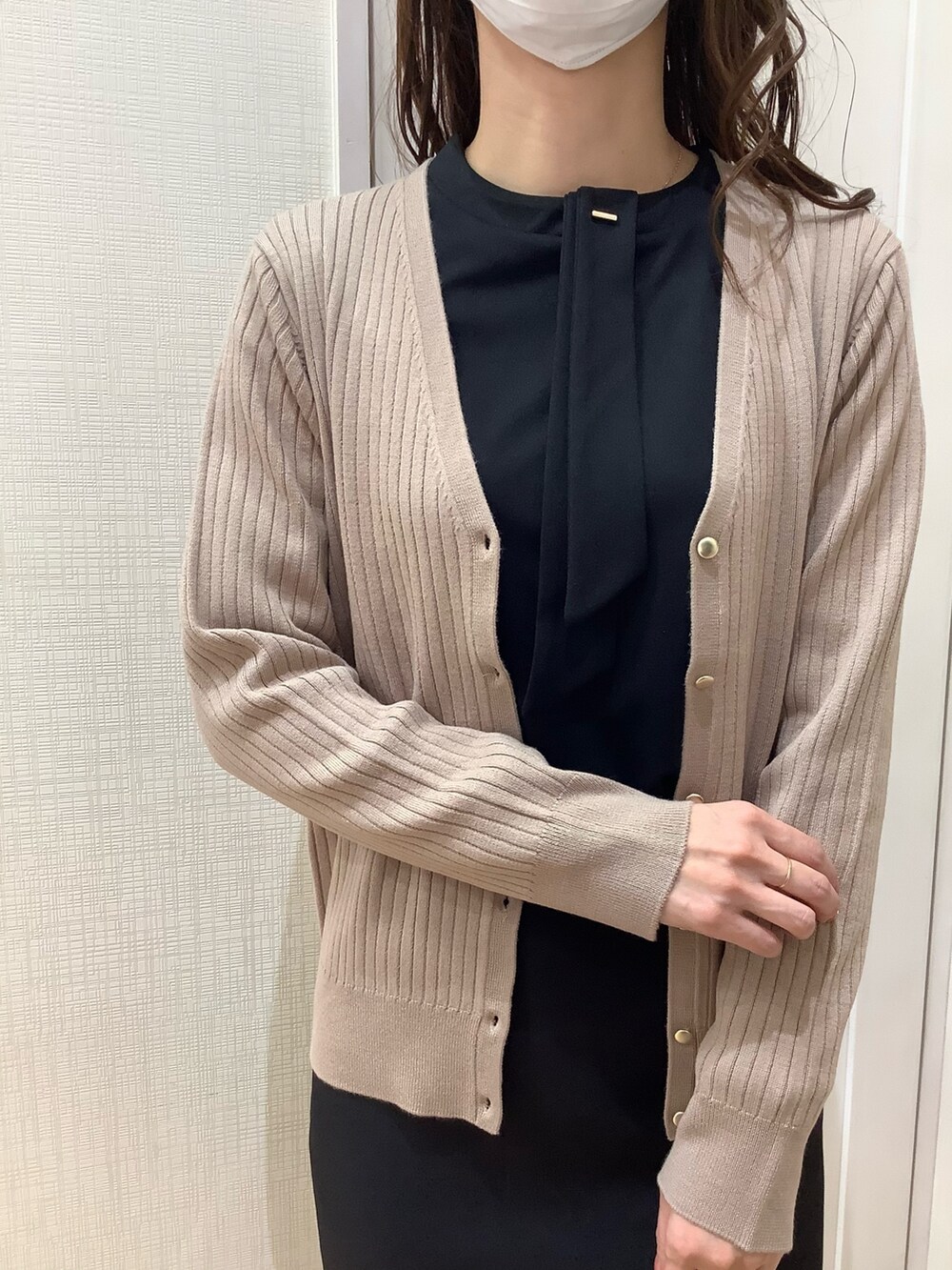 ブラウン系のカーディガン/ボレロ、ブラック系のシャツ/ブラウスを着用したレディースの春コーディネートの2枚目の写真