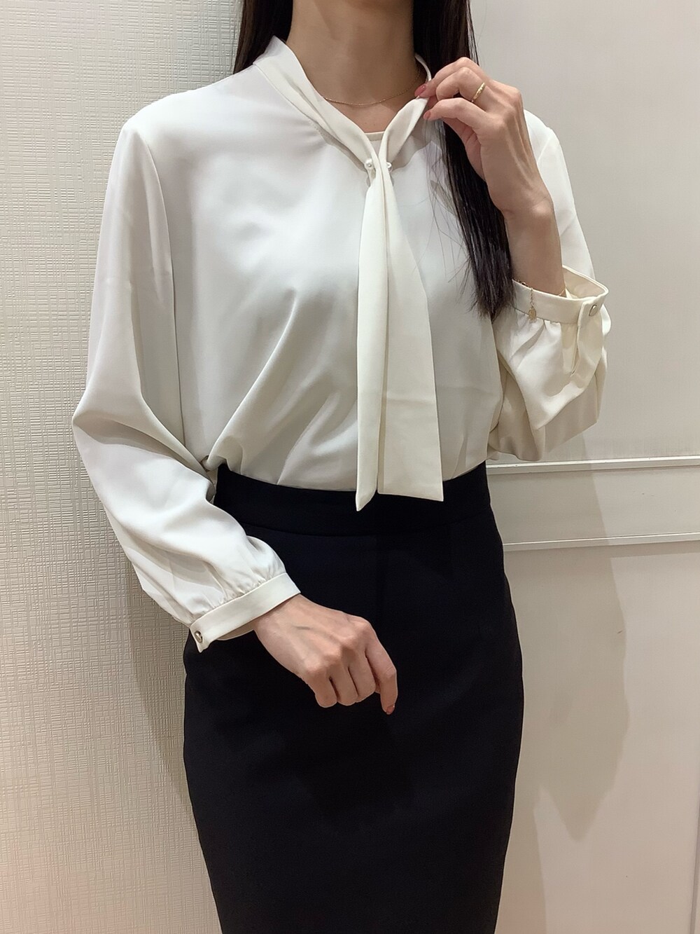 ホワイト系のシャツ/ブラウスを着用したレディースの春コーディネートの3枚目の写真