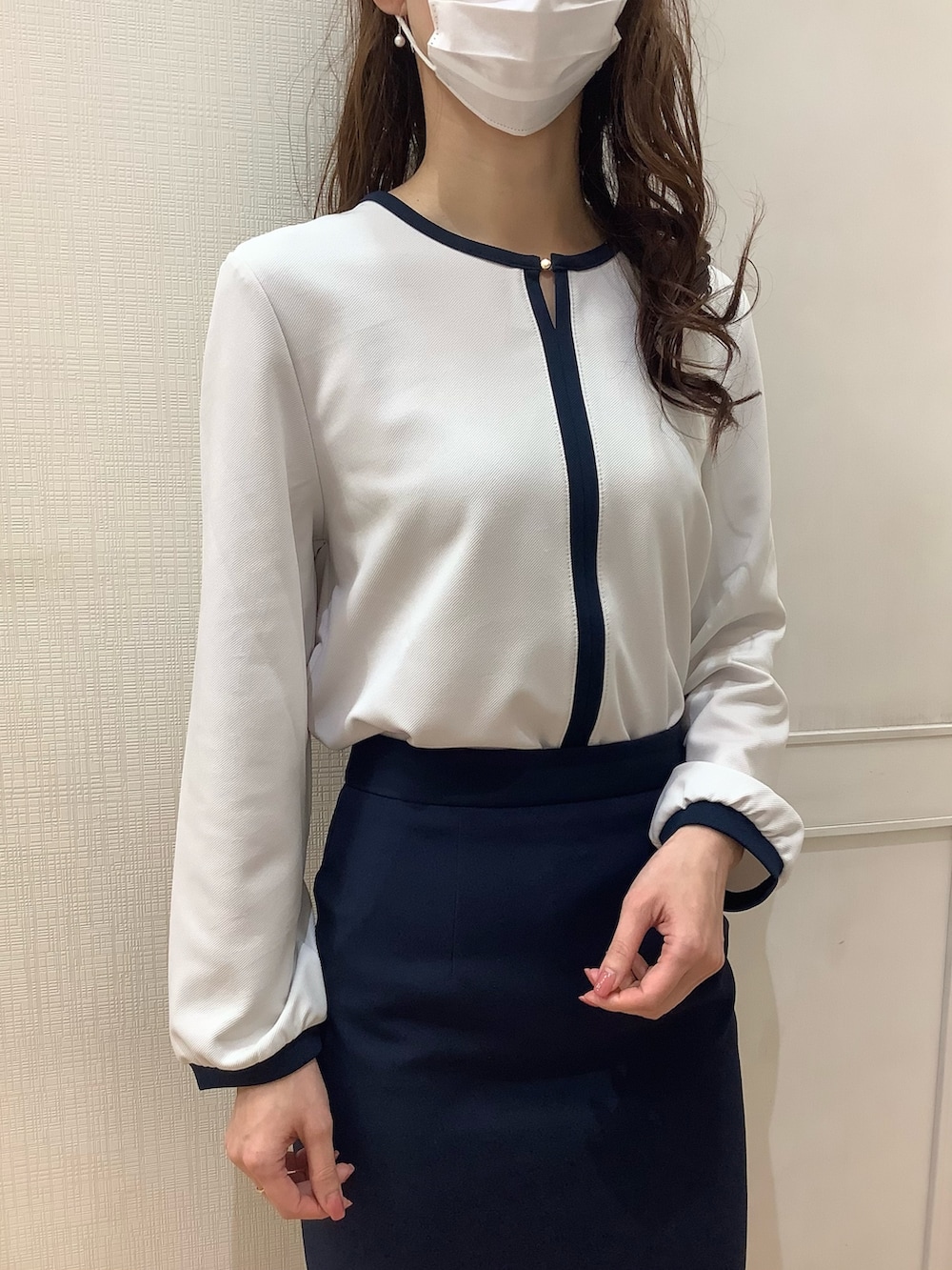 ベージュ系のTシャツ/カットソーを着用したレディースの春コーディネートの2枚目の写真