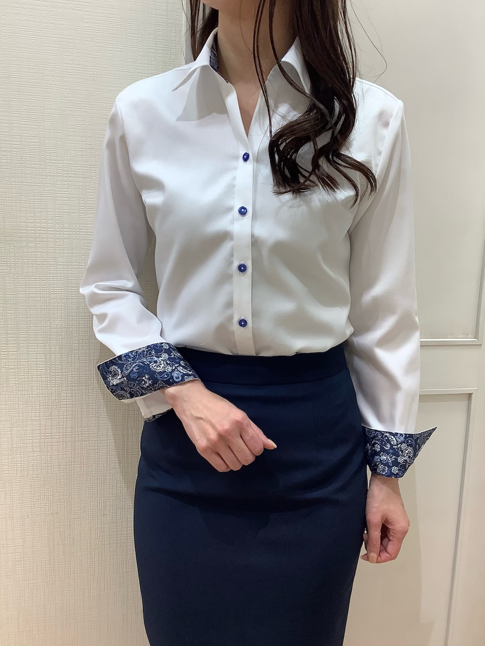 ホワイト系のビジネスシャツを着用したレディースの冬コーディネートの3枚目の写真