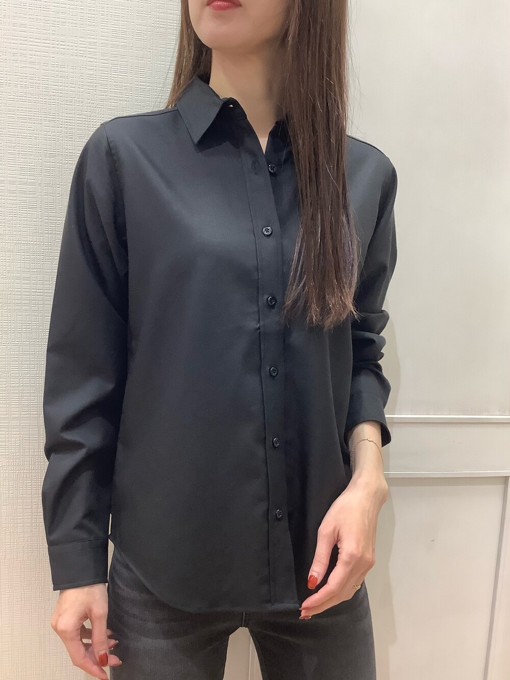 ブラック系のシャツ/ブラウス、ベージュ系のポーチを着用したレディースの冬コーディネートの3枚目の写真