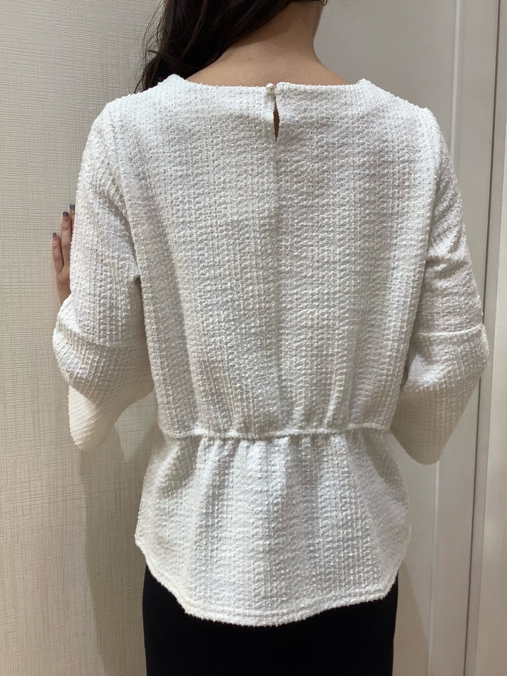 ホワイト系のシャツ/ブラウスを着用したレディースの冬コーディネートの4枚目の写真