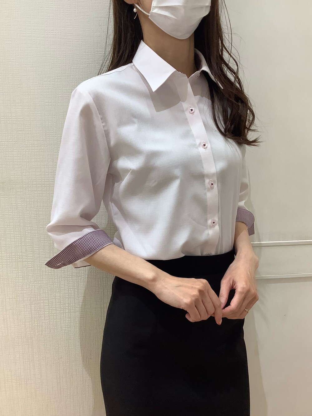 ピンク系のビジネスシャツ、パープル系のバンダナ/スカーフを着用したレディースの秋コーディネートの3枚目の写真