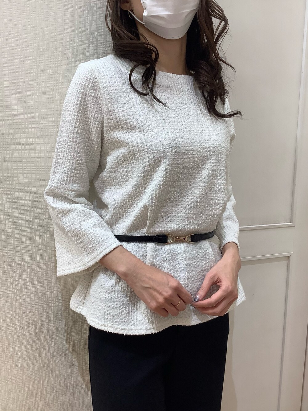 ホワイト系のシャツ/ブラウスを着用したレディースの冬コーディネートの3枚目の写真