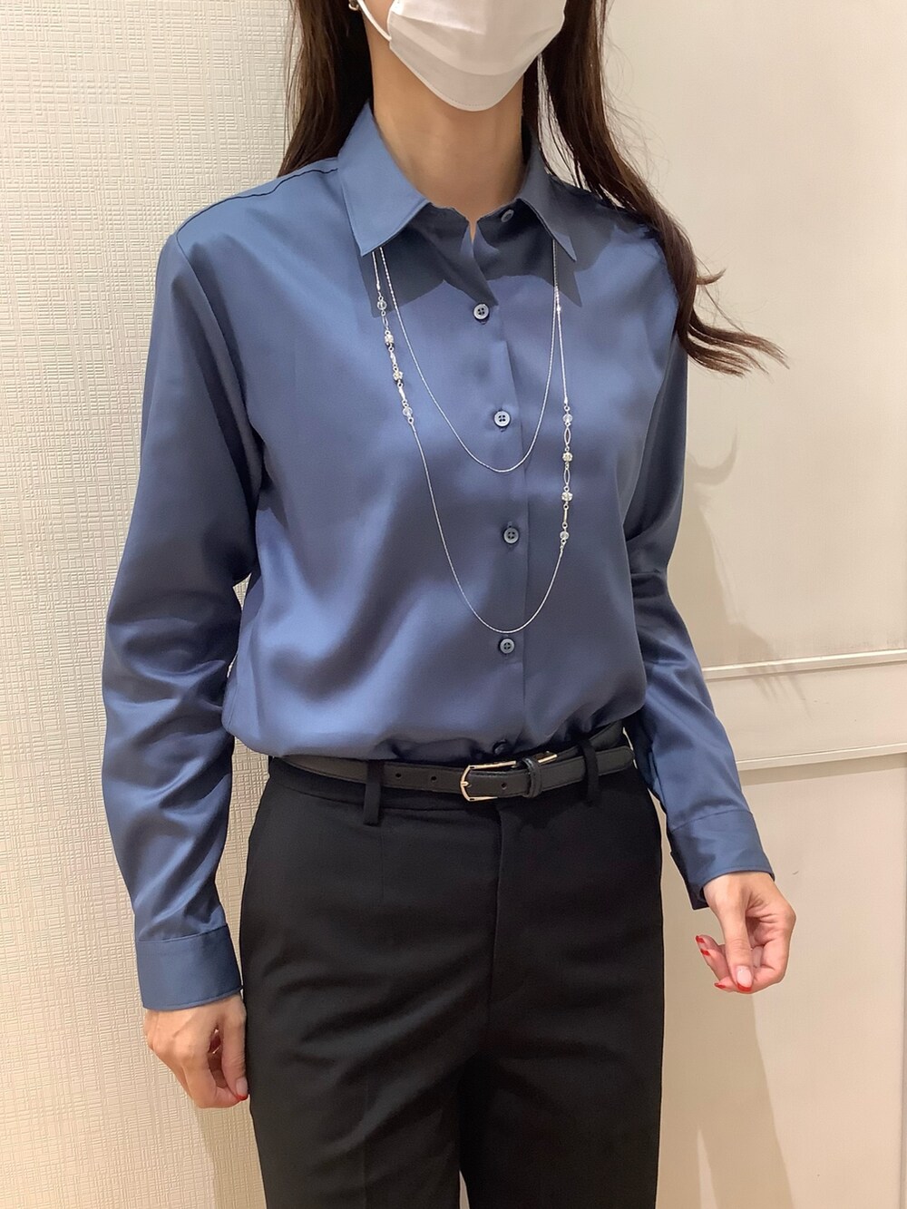 ブルー系のビジネスシャツを着用したレディースの秋コーディネートの3枚目の写真