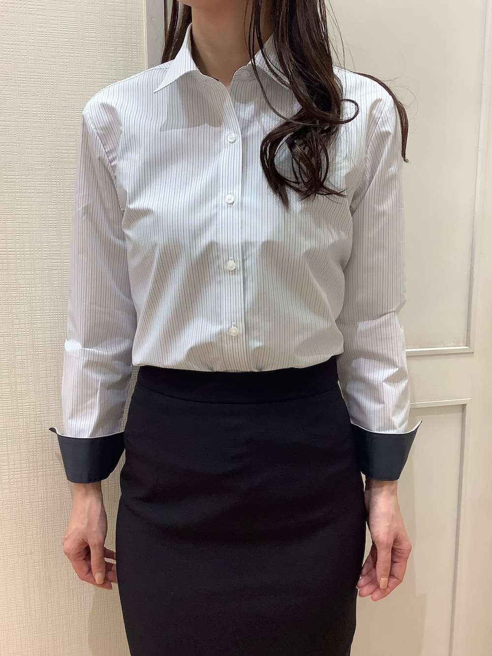 グレー系のビジネスシャツを着用したレディースの春コーディネートの3枚目の写真