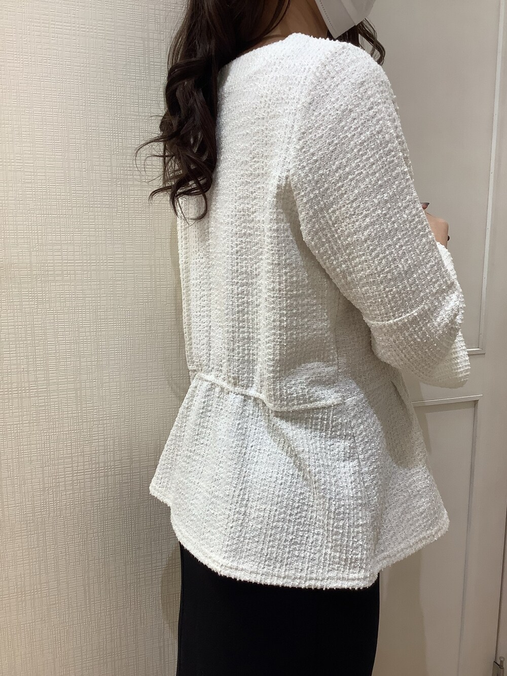 ホワイト系のシャツ/ブラウスを着用したレディースの冬コーディネートの4枚目の写真