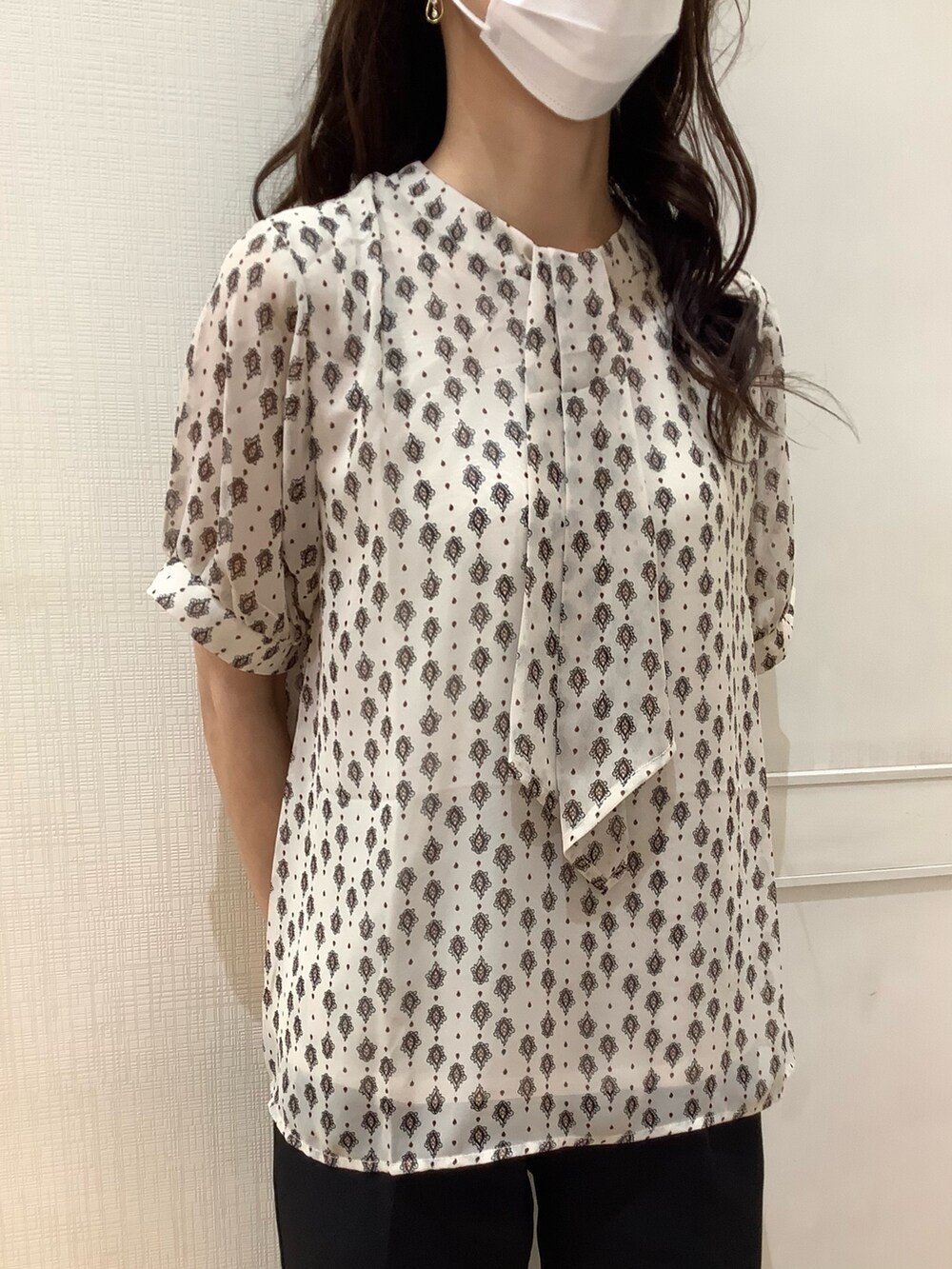 ホワイト系のシャツ/ブラウスを着用したレディースの秋コーディネートの3枚目の写真