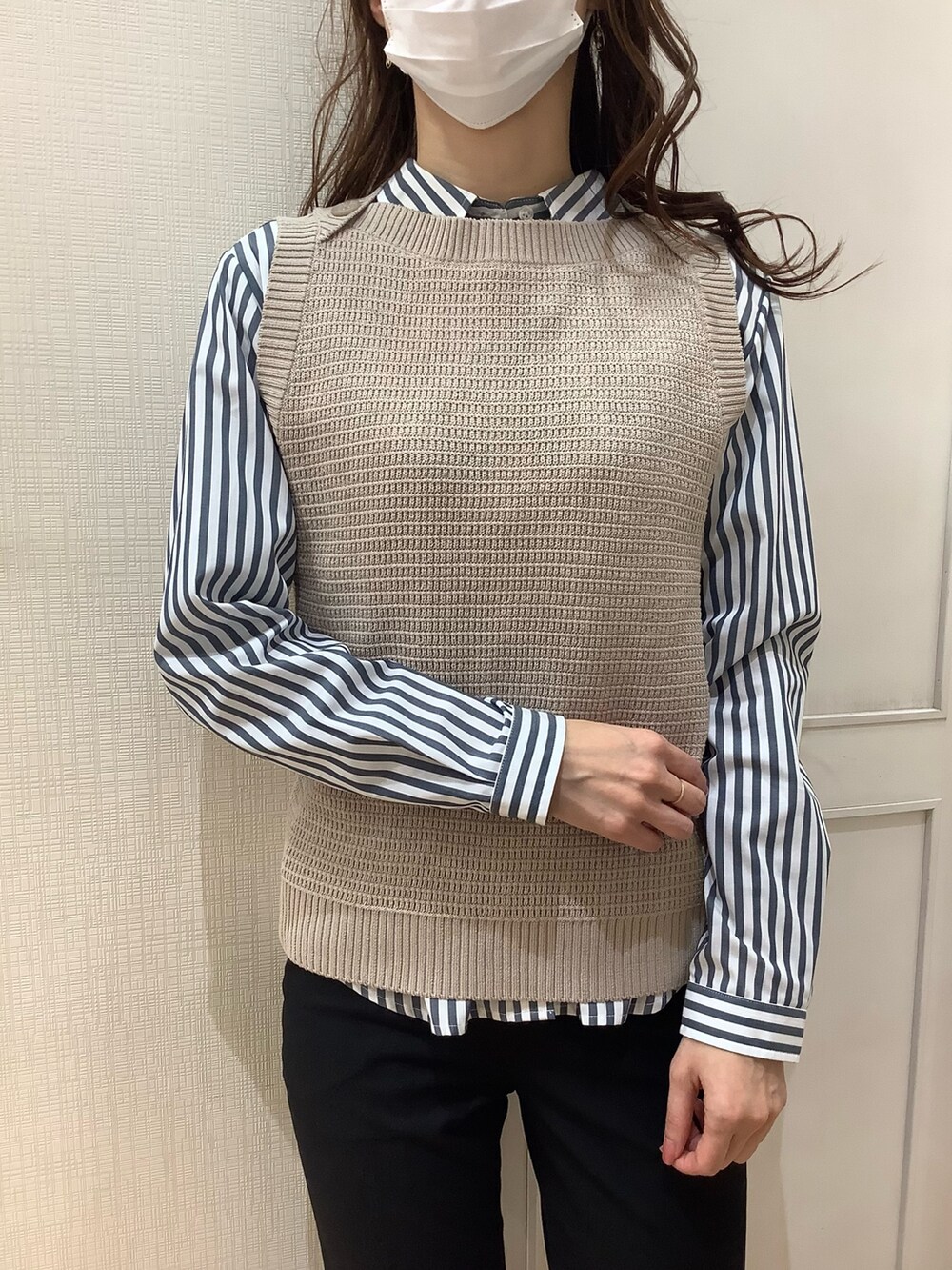 ベージュ系のベスト、ブルー系のシャツ/ブラウスを着用したレディースの春コーディネートの4枚目の写真