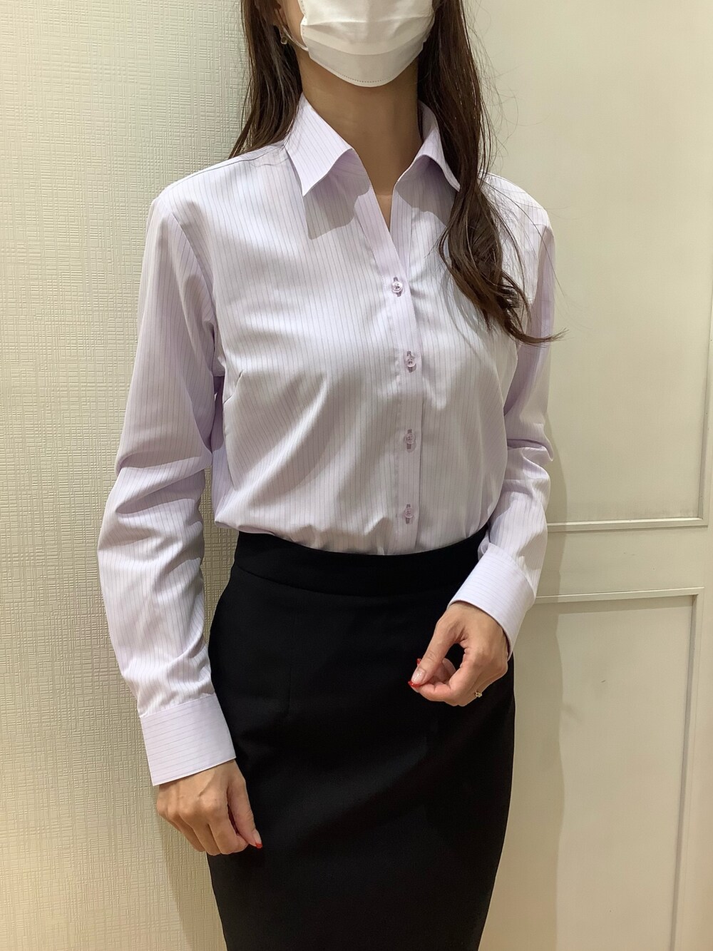 パープル系のビジネスシャツ、パープル系のストール/ショールを着用したレディースの秋コーディネートの3枚目の写真