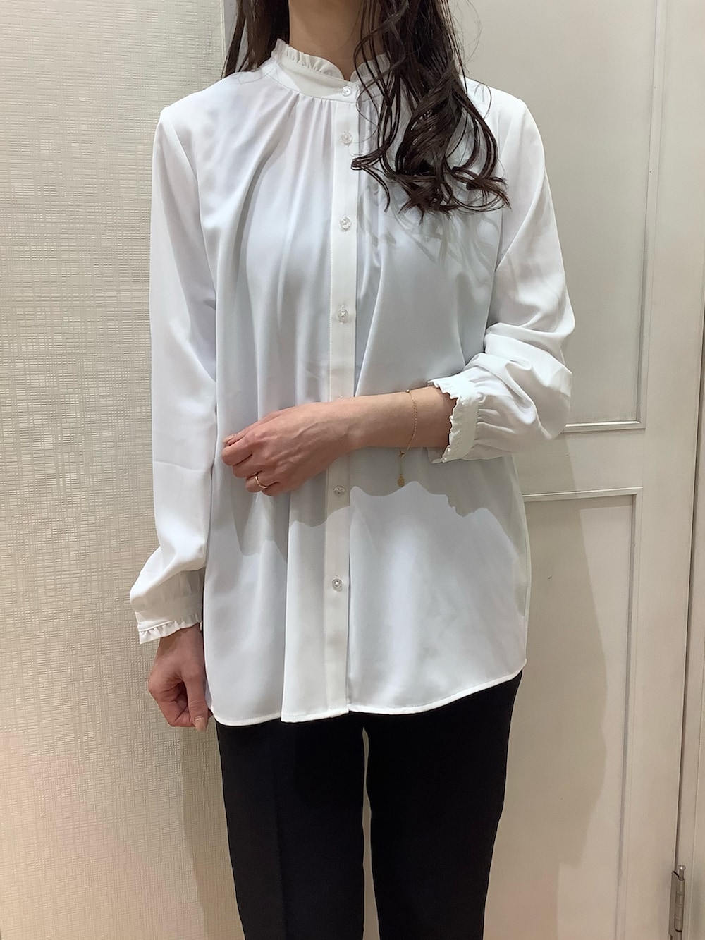 ホワイト系のシャツ/ブラウスを着用したレディースの冬コーディネートの3枚目の写真