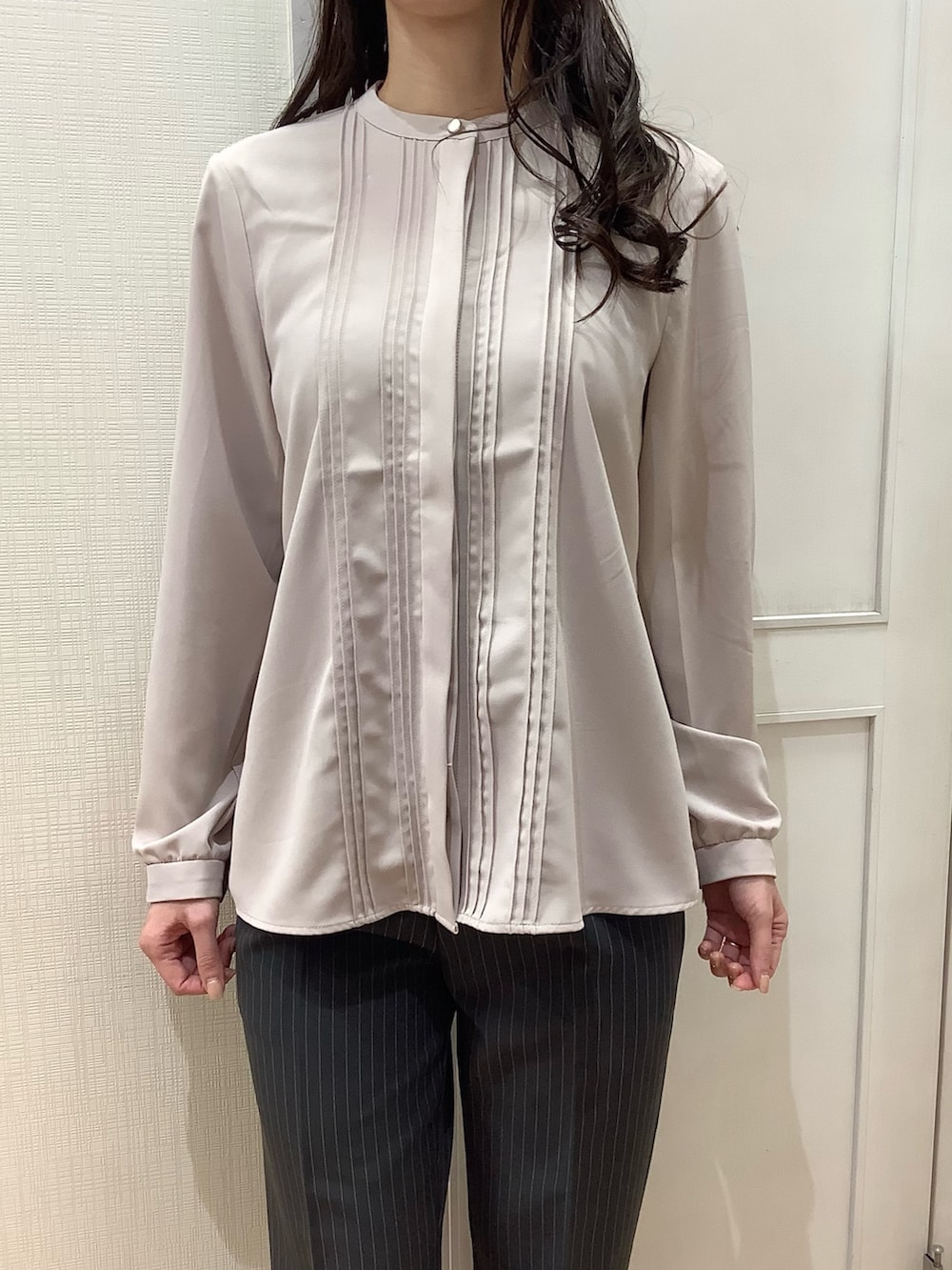 ベージュ系のシャツ/ブラウスを着用したレディースの冬コーディネートの3枚目の写真