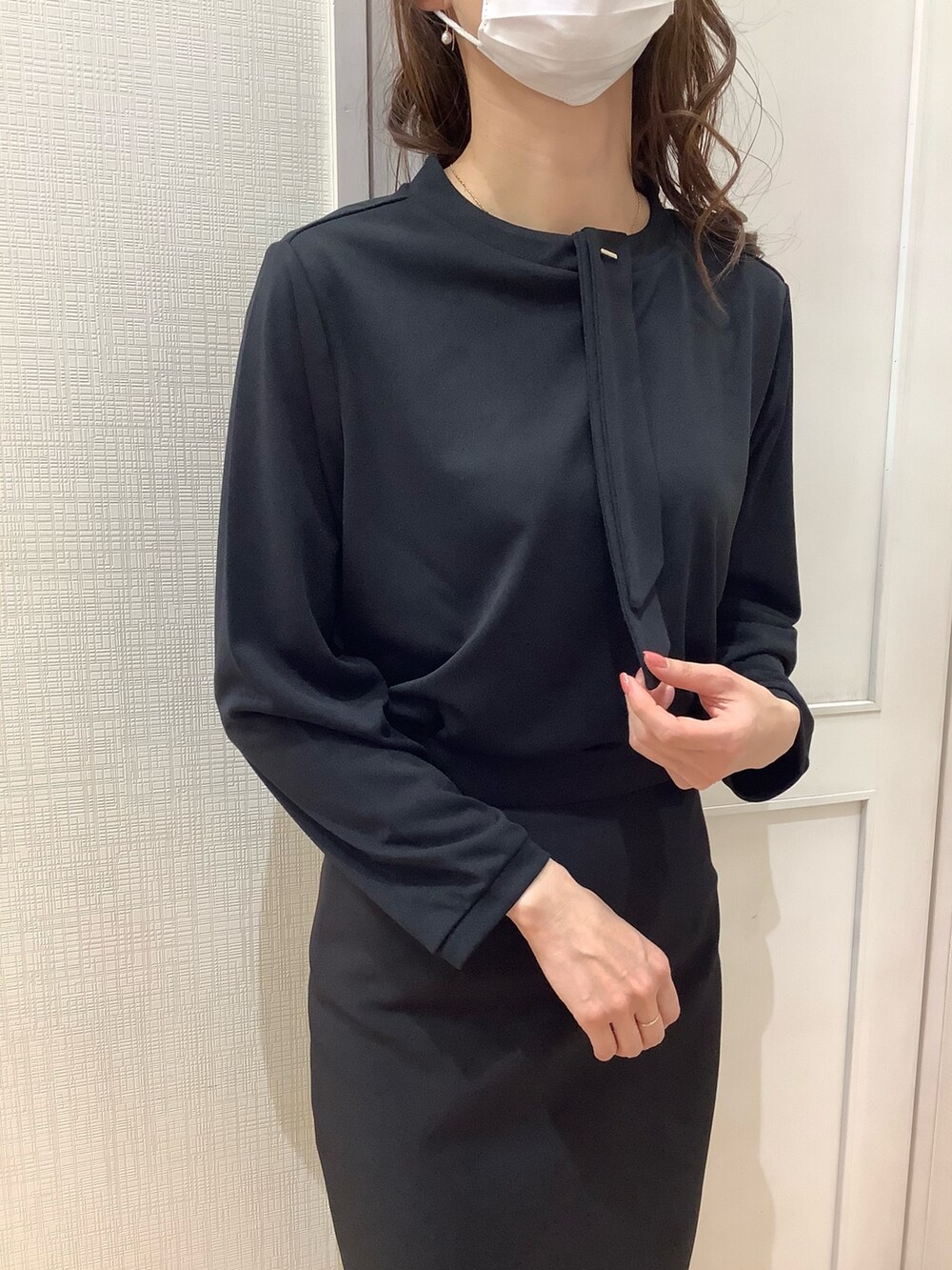 ブラウン系のカーディガン/ボレロ、ブラック系のシャツ/ブラウスを着用したレディースの春コーディネートの4枚目の写真