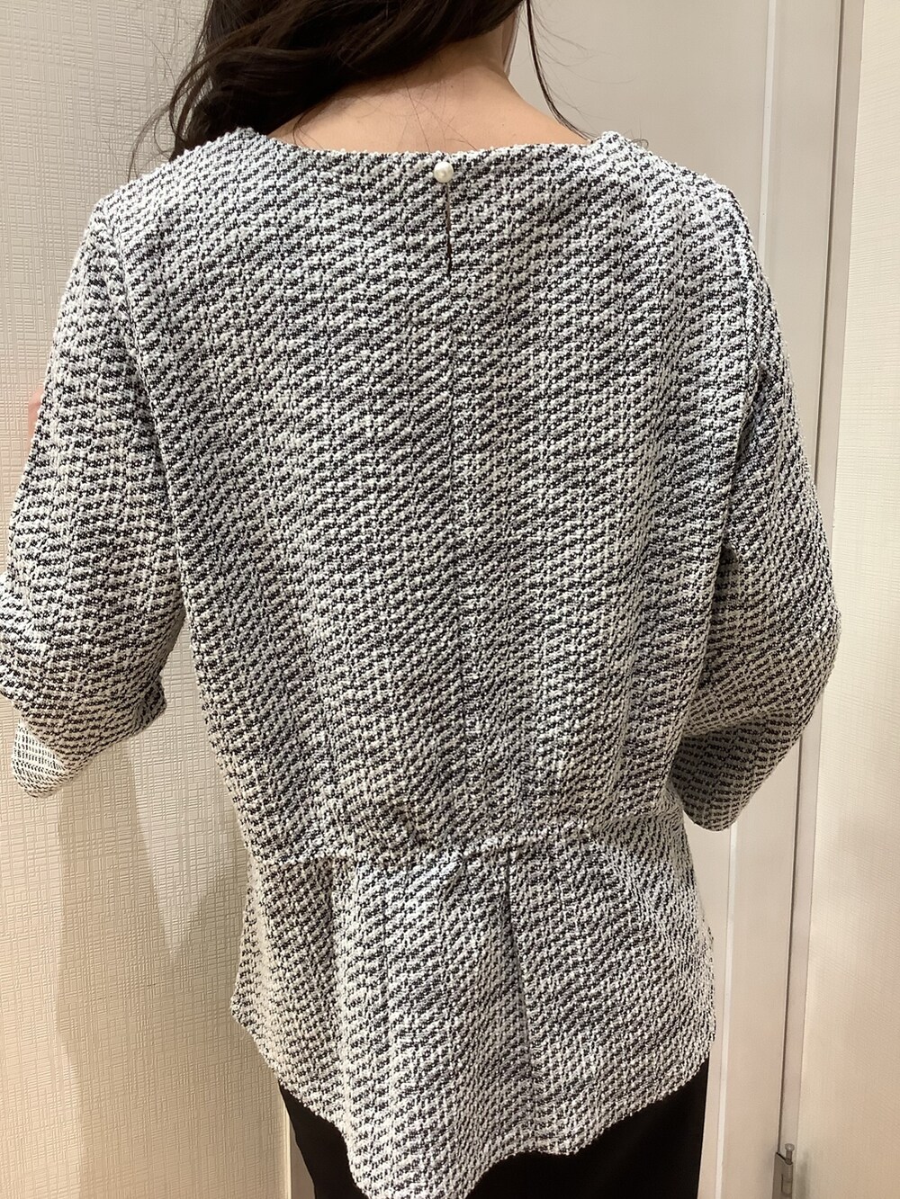 ブラック系のシャツ/ブラウスを着用したレディースの冬コーディネートの5枚目の写真