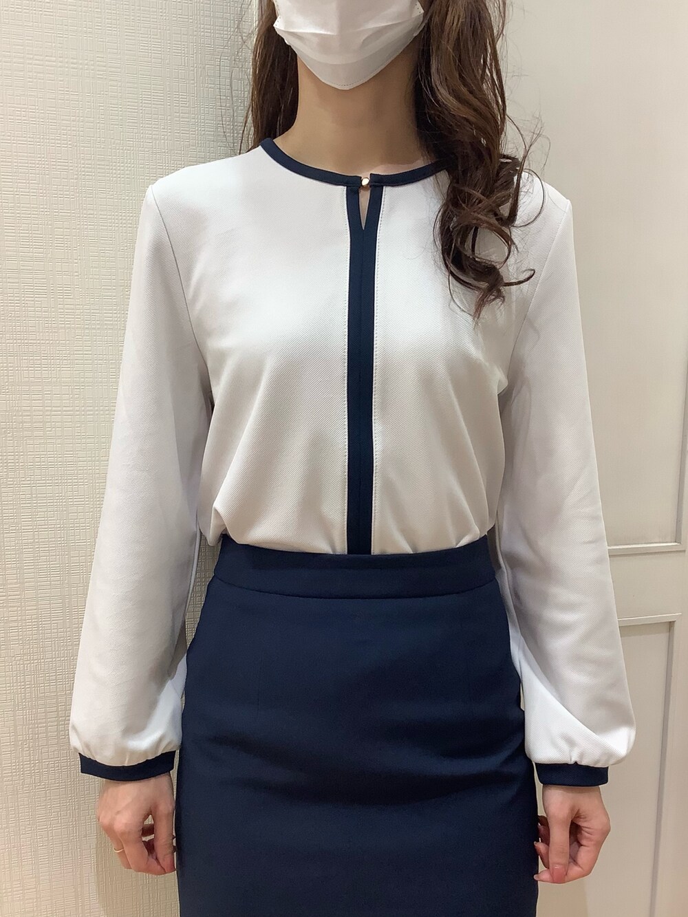 ベージュ系のTシャツ/カットソーを着用したレディースの春コーディネートの4枚目の写真