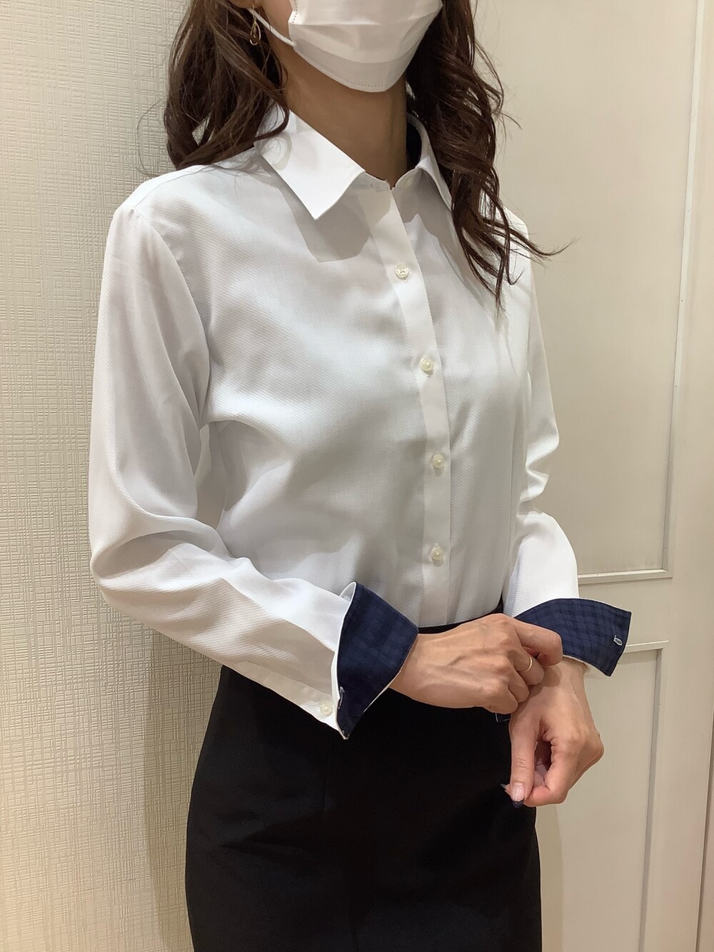 ホワイト系のビジネスシャツを着用したレディースの秋コーディネートの2枚目の写真