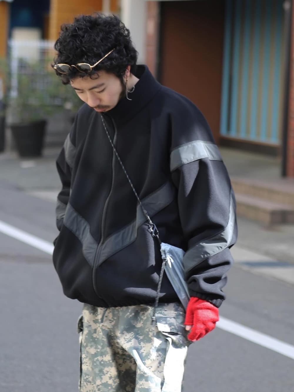 「N.HOOLYWOOD、カモフラパンツ、military、フリースジャケット、LANTIKI、leuchtfeuer、us army、乱痴気、トレーニングジャケット、b:together」｜「LEUCHTFEUERのGLOVES（手袋、レッド系）」を使った、乱痴気さん（メンズ・166cm）の冬コーディネートの2枚目の写真