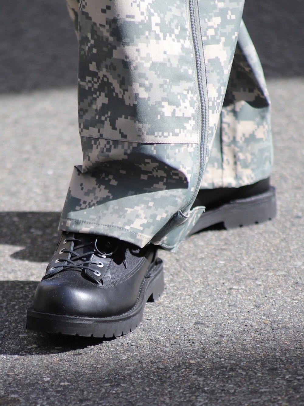 「N.HOOLYWOOD、カモフラパンツ、military、フリースジャケット、LANTIKI、leuchtfeuer、us army、乱痴気、トレーニングジャケット、b:together」｜「LEUCHTFEUERのGLOVES（手袋、レッド系）」を使った、乱痴気さん（メンズ・166cm）の冬コーディネートの5枚目の写真