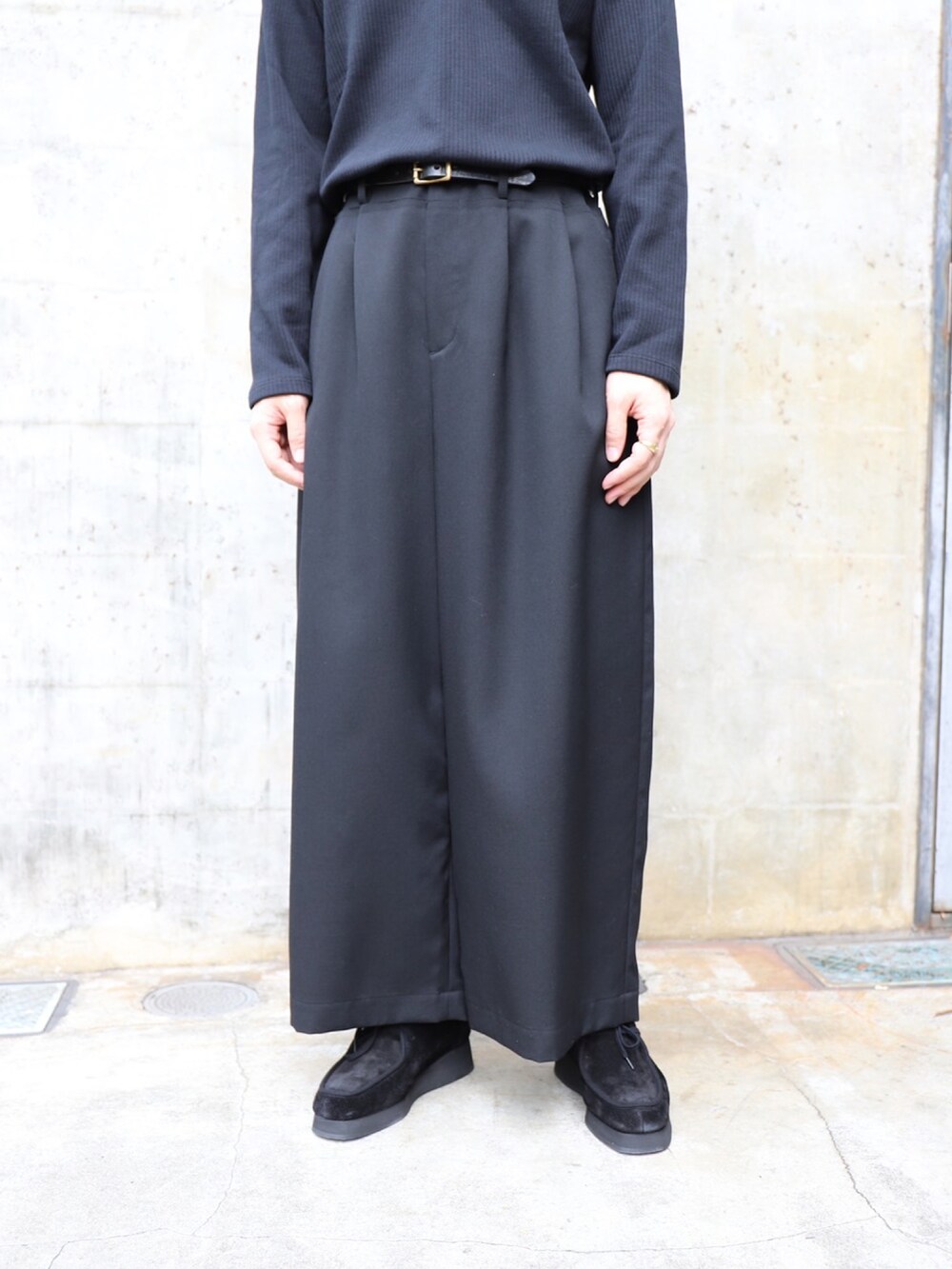 「セットアップ、レザーシューズ、dulcamara、yuketen、乱痴気、LOCALINA、ladywhite、よそいきセットアップ」｜「LOCALINAのMARIANNU WM103 SUEDE（その他シューズ、ブラック系）」を使った、乱痴気さん（メンズ・175cm）の秋コーディネートの3枚目の写真