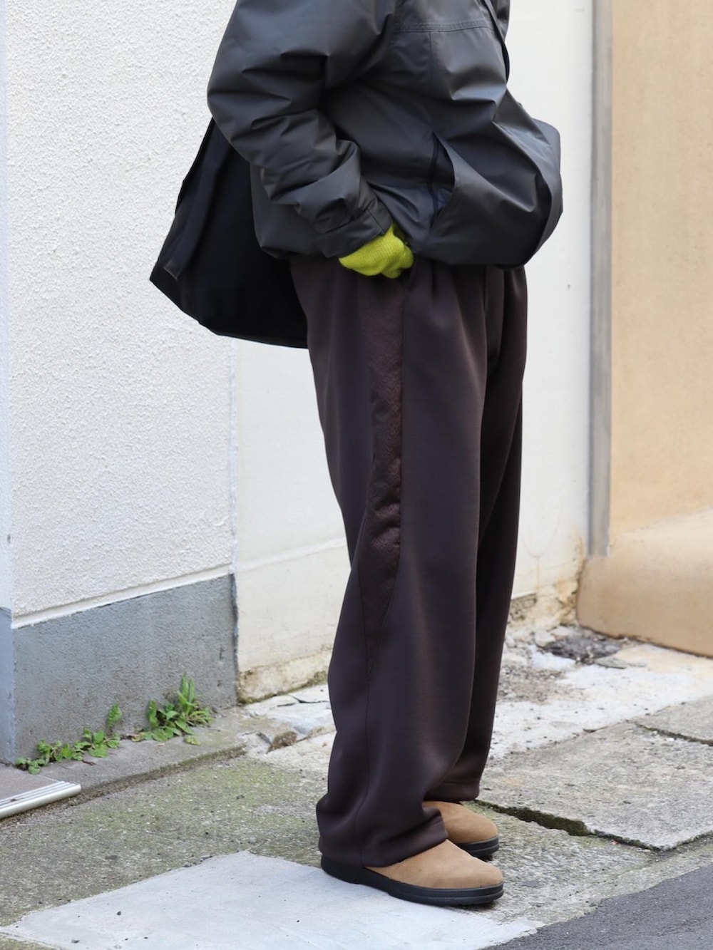 「スウェットパンツ、ストール、Hender Scheme、ナイロンジャケット、キャンバスバッグ、LANTIKI、乱痴気、gr10k、GOLDENFIT、rajabrookeasia」｜「乱痴気の【GOLDENFIT】FATTY（スニーカー、ブラウン系）」を使った、乱痴気さん（メンズ・165cm）の冬コーディネートの3枚目の写真