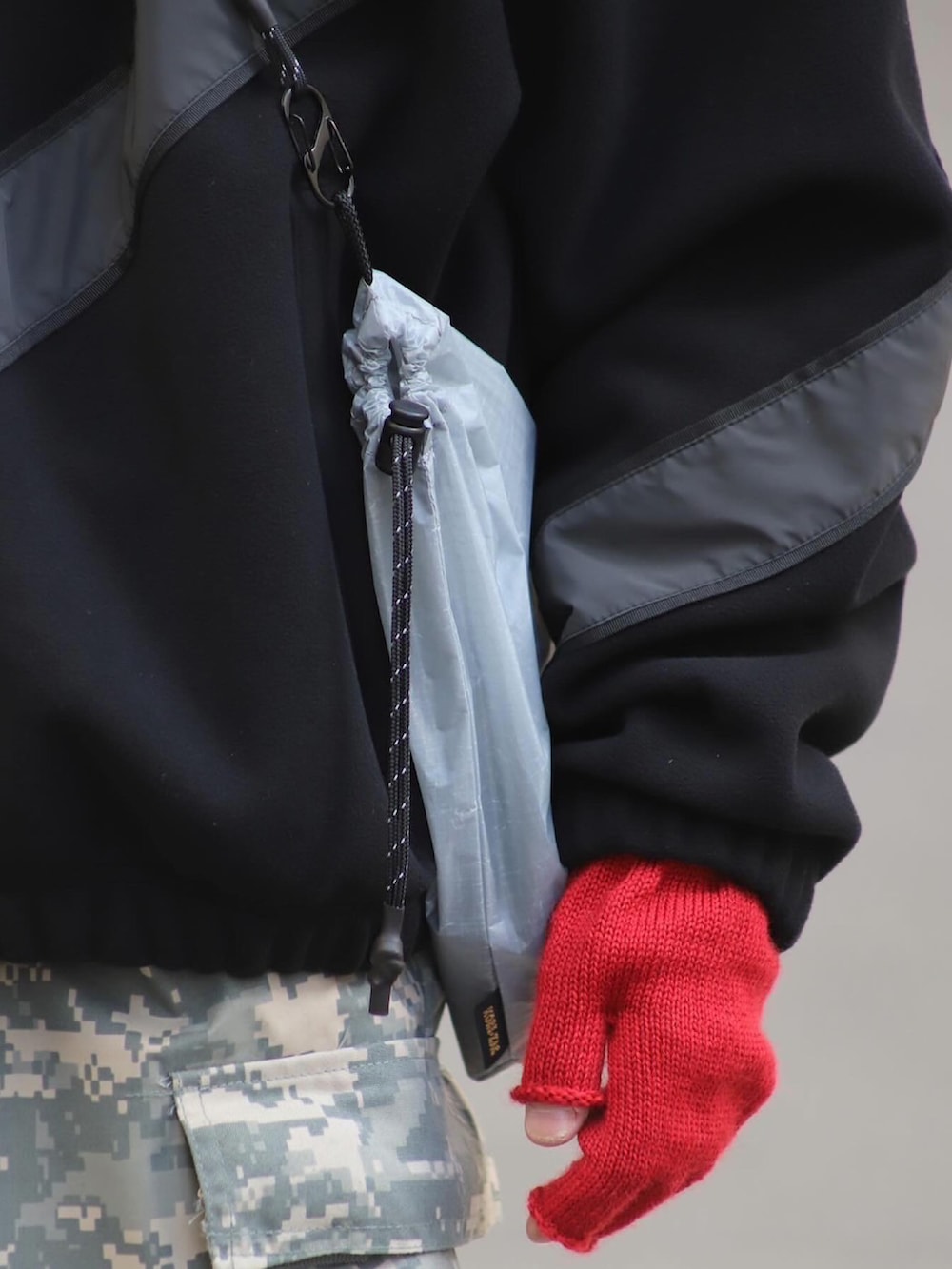 「N.HOOLYWOOD、カモフラパンツ、military、フリースジャケット、LANTIKI、leuchtfeuer、us army、乱痴気、トレーニングジャケット、b:together」｜「LEUCHTFEUERのGLOVES（手袋、レッド系）」を使った、乱痴気さん（メンズ・166cm）の冬コーディネートの3枚目の写真