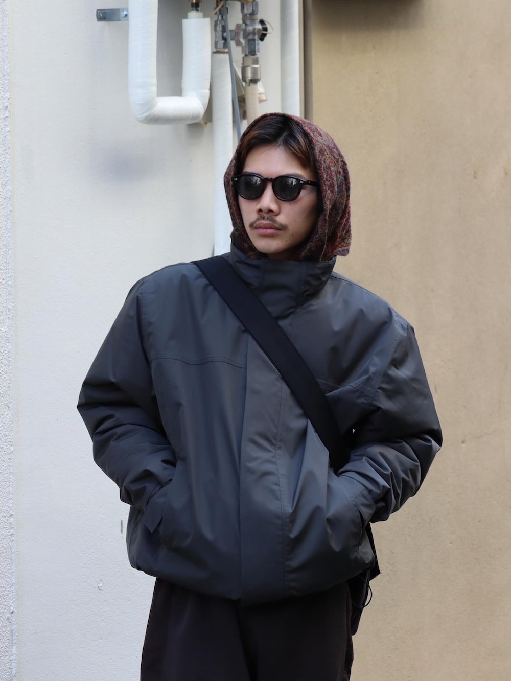 「スウェットパンツ、ストール、Hender Scheme、ナイロンジャケット、キャンバスバッグ、LANTIKI、乱痴気、gr10k、GOLDENFIT、rajabrookeasia」｜「乱痴気の【GOLDENFIT】FATTY（スニーカー、ブラウン系）」を使った、乱痴気さん（メンズ・165cm）の冬コーディネートの2枚目の写真