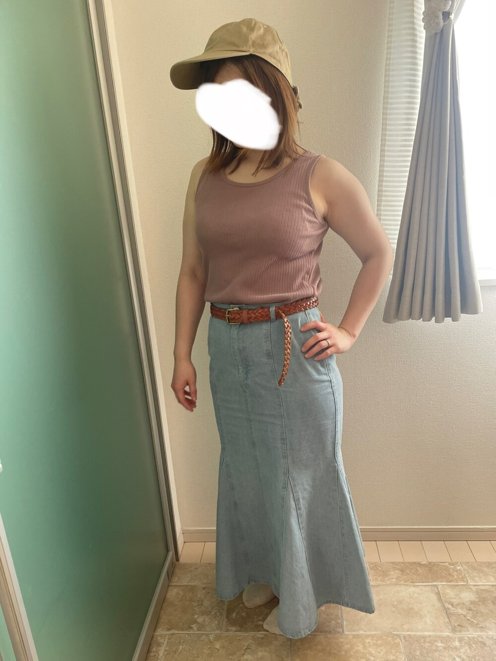 ブルー系のデニムスカート、ピンク系のタンクトップ、ピンク系のシャツ/ブラウスを着用したレディースの春コーディネートの2枚目の写真