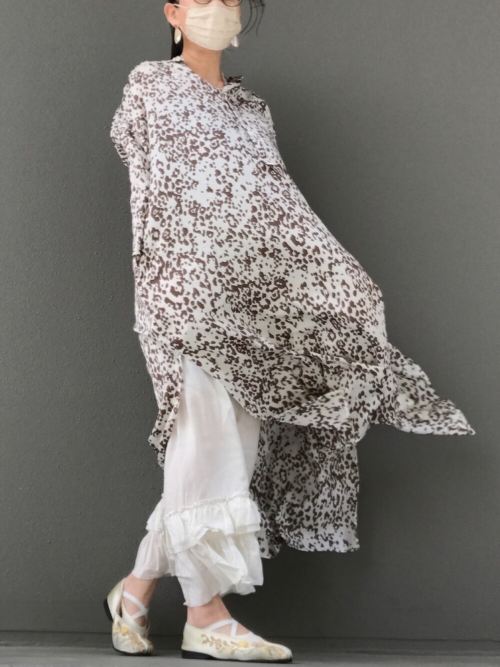 ホワイト系のパンツ、その他のワンピース/ドレス、ホワイト系のレッグウェアを着用したレディースの夏コーディネートの2枚目の写真