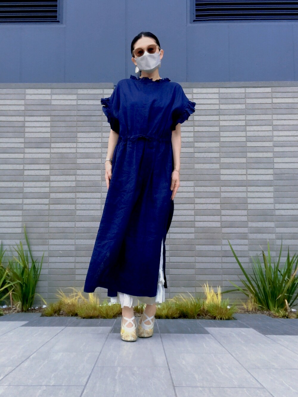 ブルー系のワンピース/ドレス、ホワイト系のパンツ、イエロー系のシューズを着用したレディースの夏コーディネートの2枚目の写真