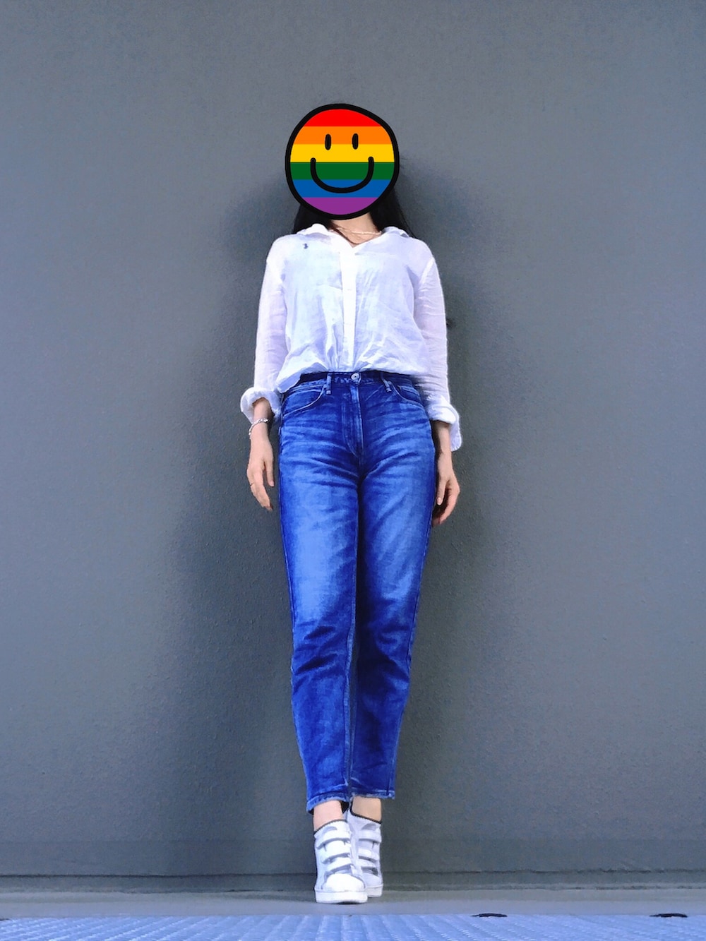 ブルー系のデニムパンツ、ホワイト系のシャツ/ブラウス、ホワイト系のスニーカーを着用したレディースの夏コーディネートの2枚目の写真