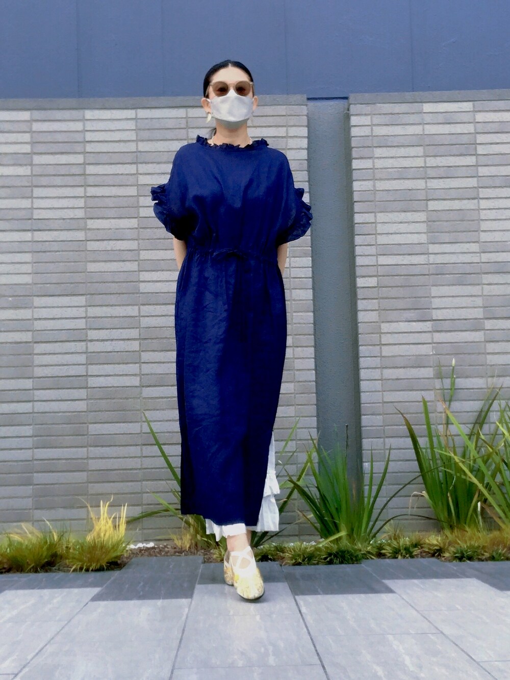 ブルー系のワンピース/ドレス、ホワイト系のパンツ、イエロー系のシューズを着用したレディースの夏コーディネートの3枚目の写真