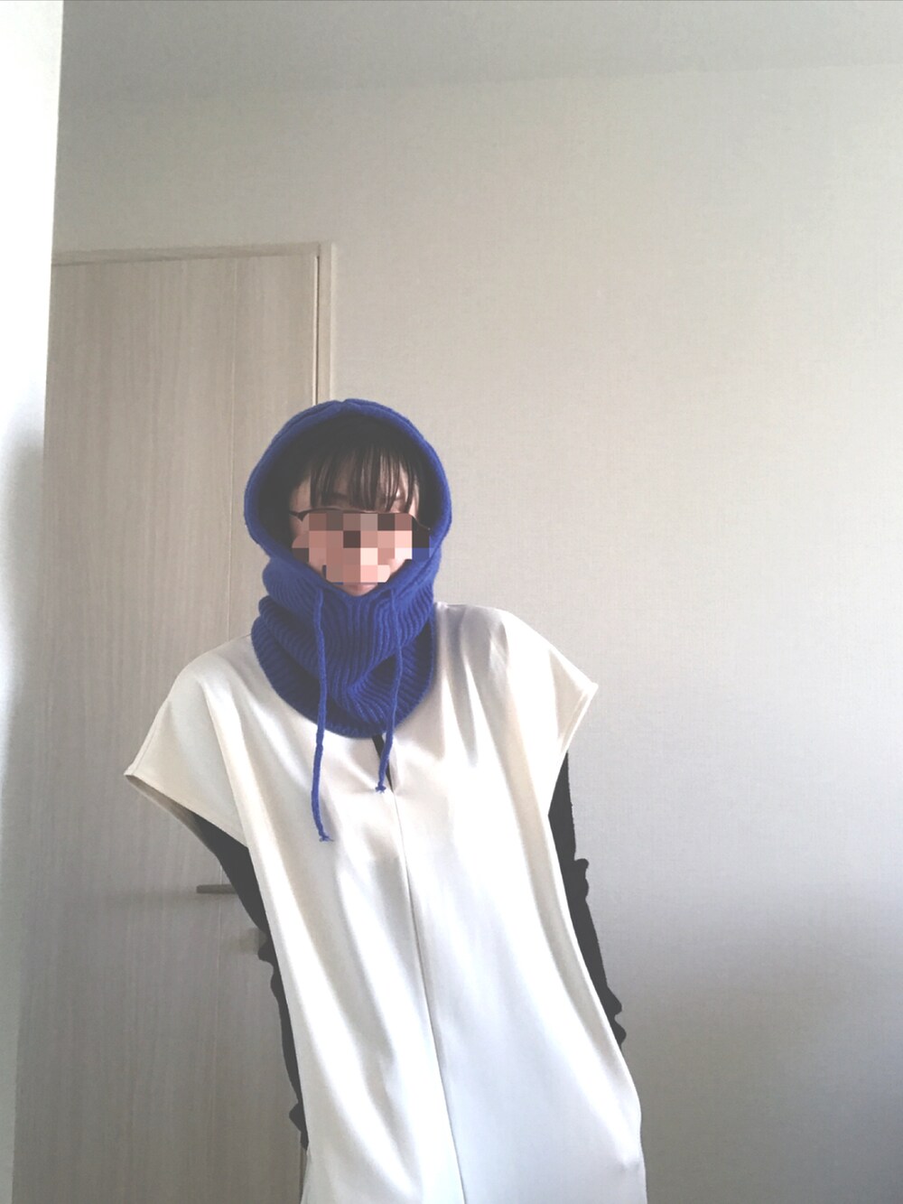 ホワイト系のワンピース/ドレス、ブルー系のネックウォーマー/スヌードを着用したレディースの冬コーディネートの2枚目の写真