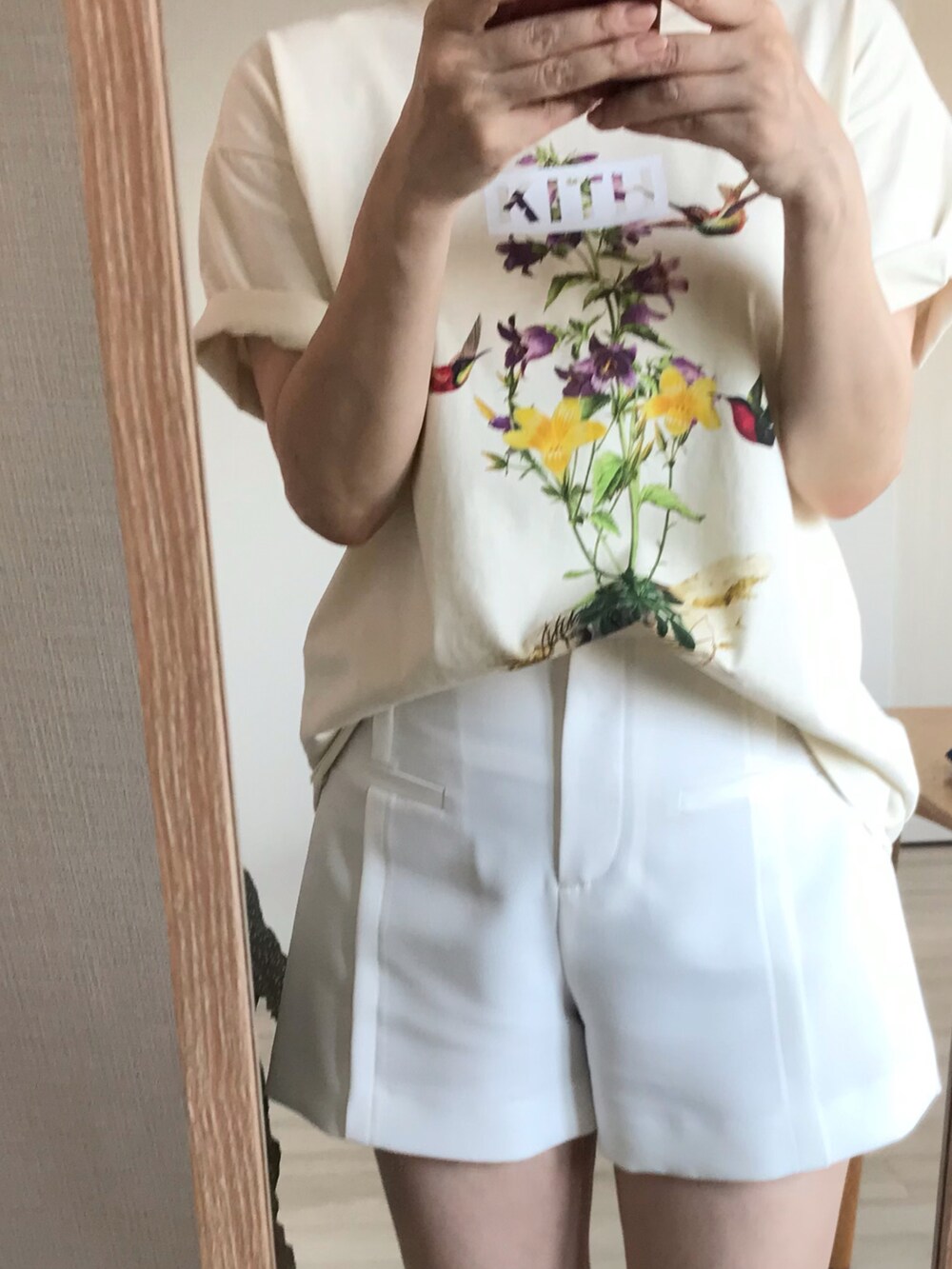 ベージュ系のTシャツ/カットソーを着用したレディースの夏コーディネートの2枚目の写真