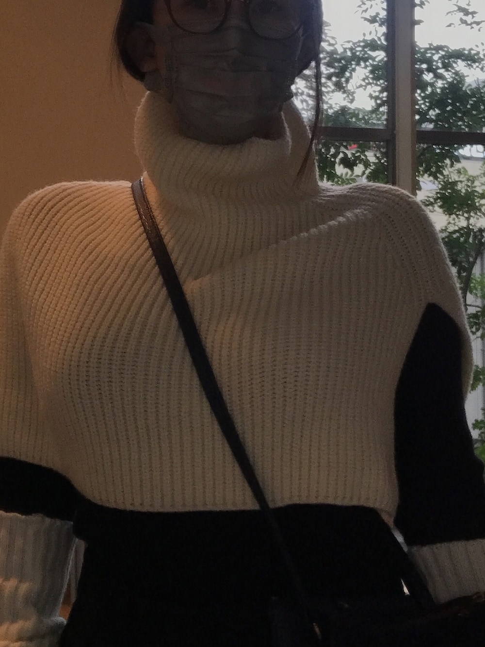 ホワイト系のニット/セーターを着用したレディースの秋コーディネートの3枚目の写真