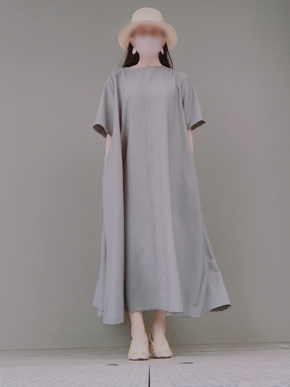 グレー系のワンピース、その他のハットを着用したレディースの夏コーディネートの2枚目の写真