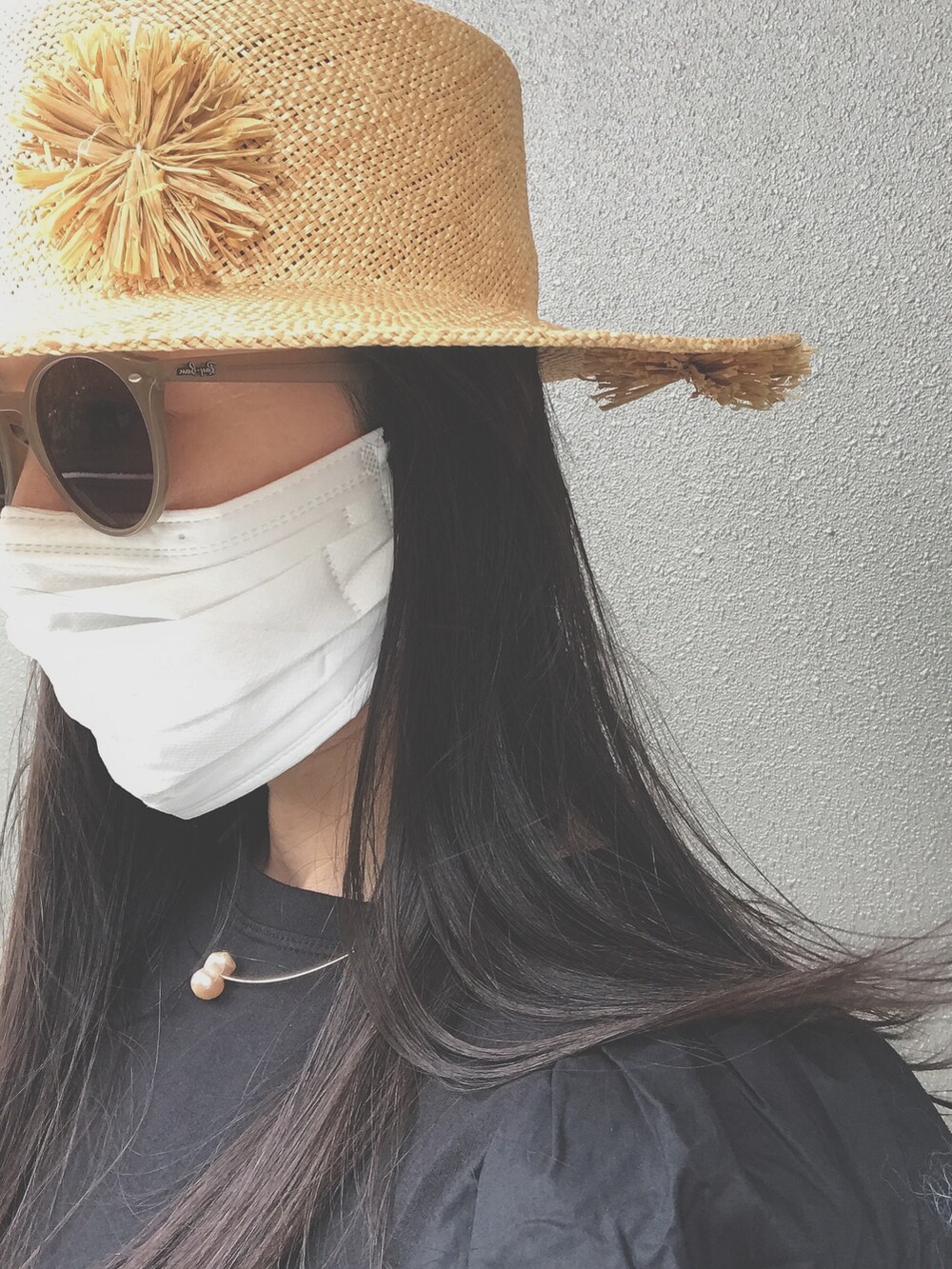 ブラック系のパンツ、ブラック系のTシャツ/カットソー、その他のハットを着用したレディースの夏コーディネートの2枚目の写真