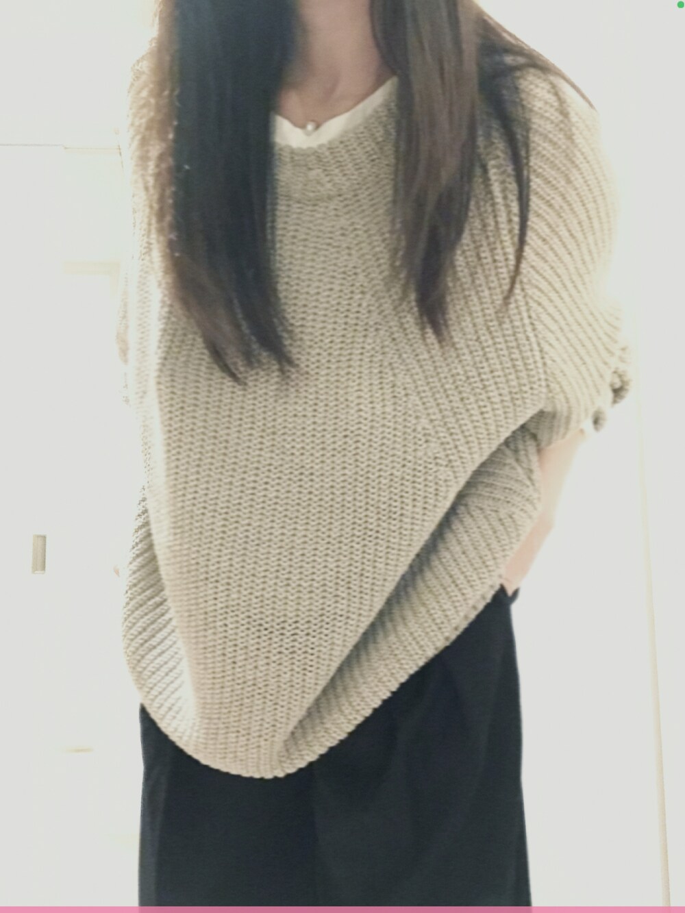 ホワイト系のパンツ、ブラウン系のニット/セーターを着用したレディースの秋コーディネートの2枚目の写真