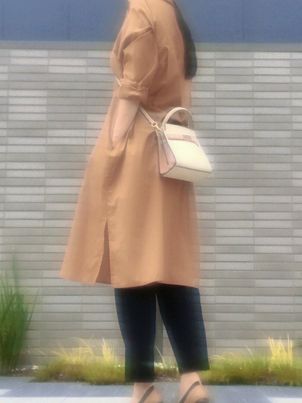 ホワイト系のショルダーバッグ、ブラウン系のシャツワンピースを着用したレディースの夏コーディネートの2枚目の写真