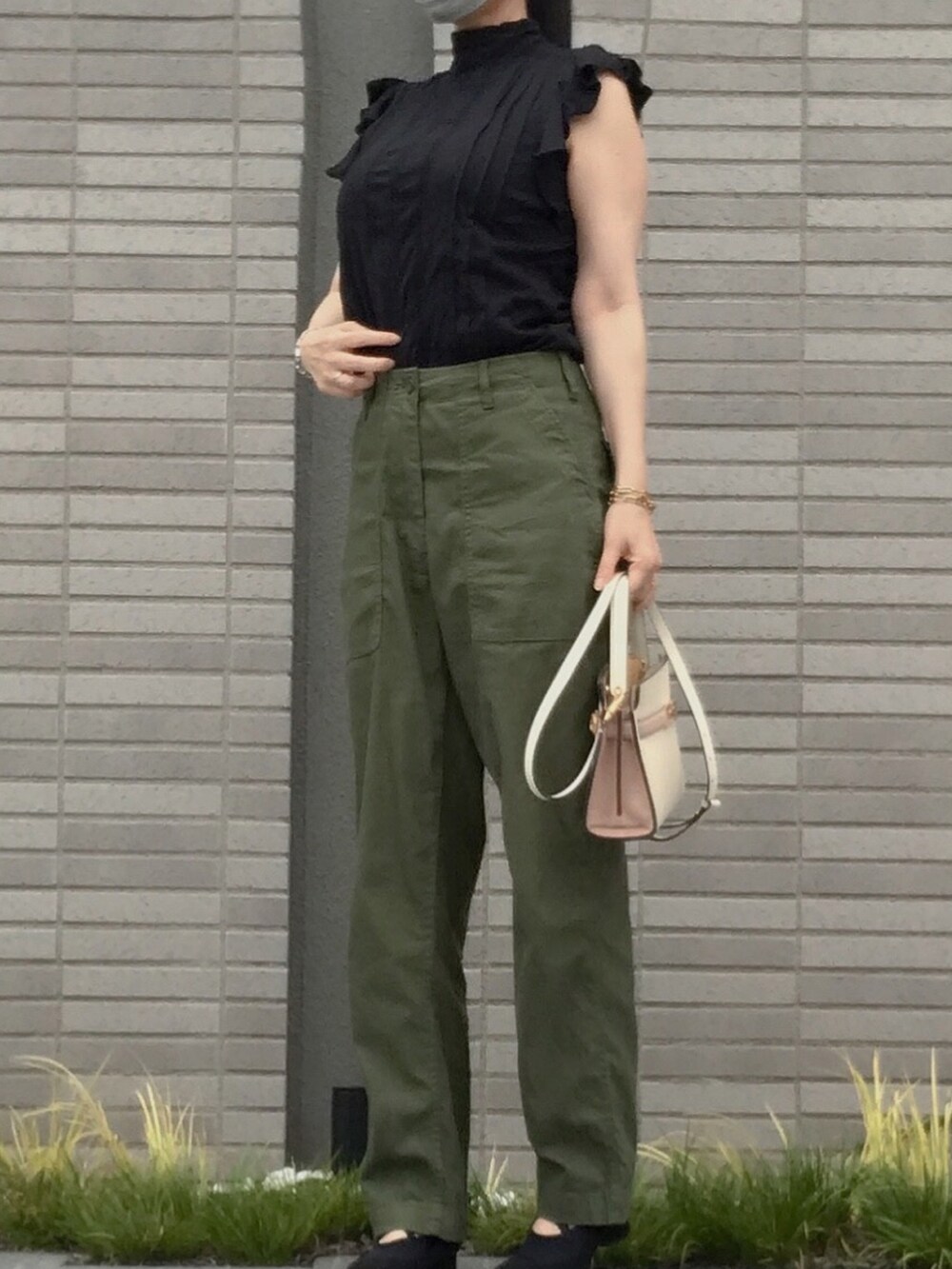 ブラック系のシャツ/ブラウス、ホワイト系のショルダーバッグ、グリーン系のカーゴパンツを着用したレディースの夏コーディネートの2枚目の写真