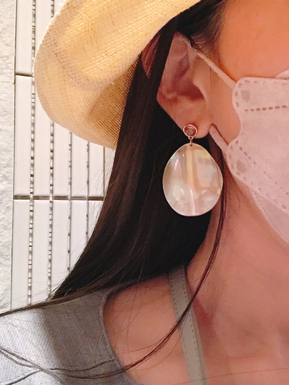 グレー系のワンピース、その他のハットを着用したレディースの夏コーディネートの3枚目の写真