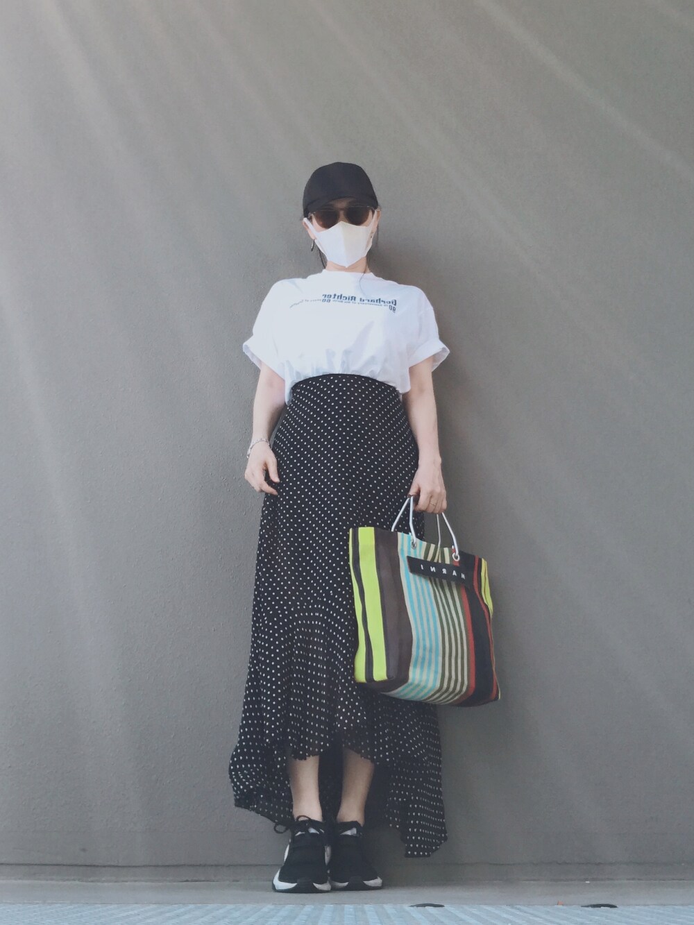 その他のバッグ、ブラック系のスカート、ベージュ系のサングラスを着用したレディースの夏コーディネートの2枚目の写真